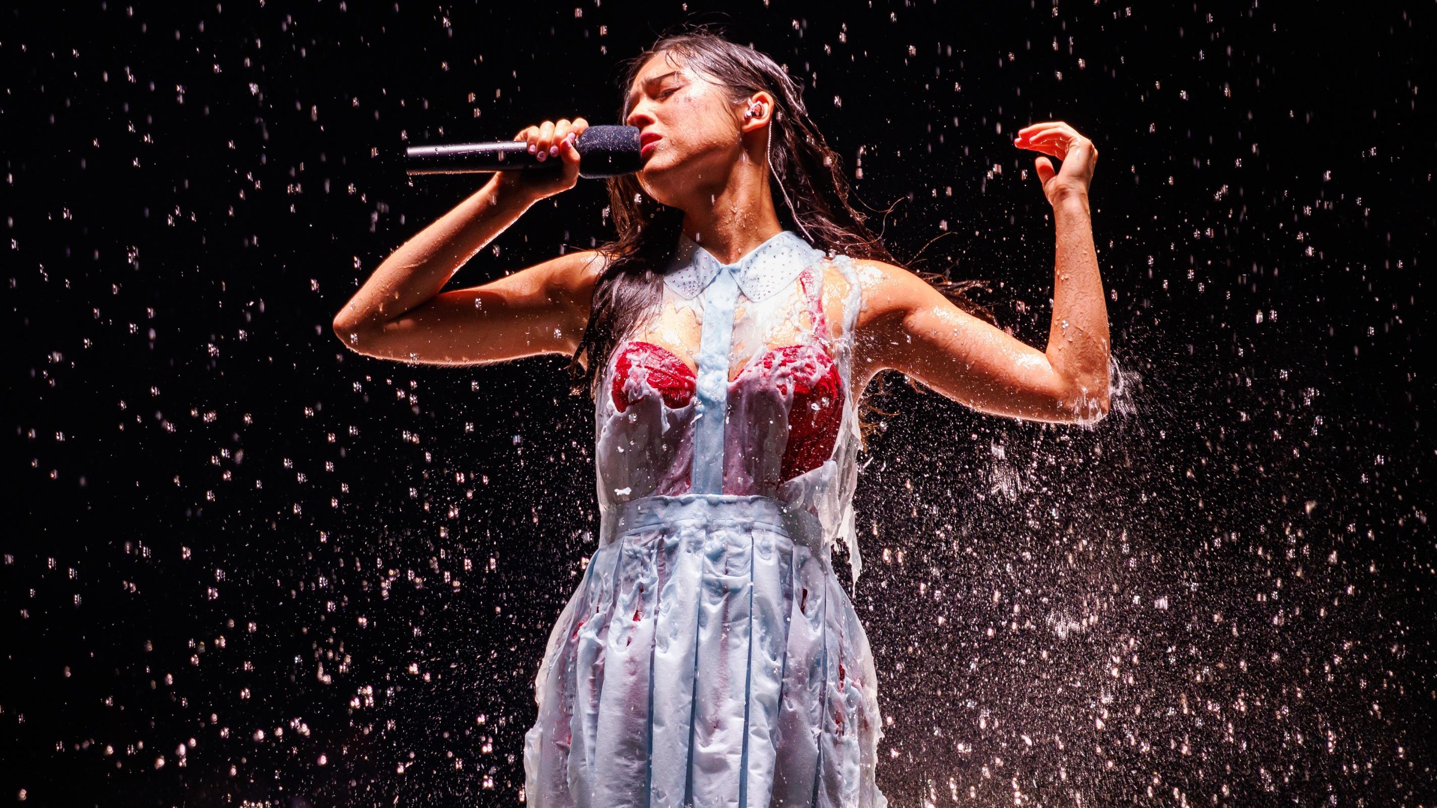 Accident ou effet scénique : que s’est-il passé avec la robe de la chanteuse Olivia Rodrigo qui s’est dissoute en plein concert ?