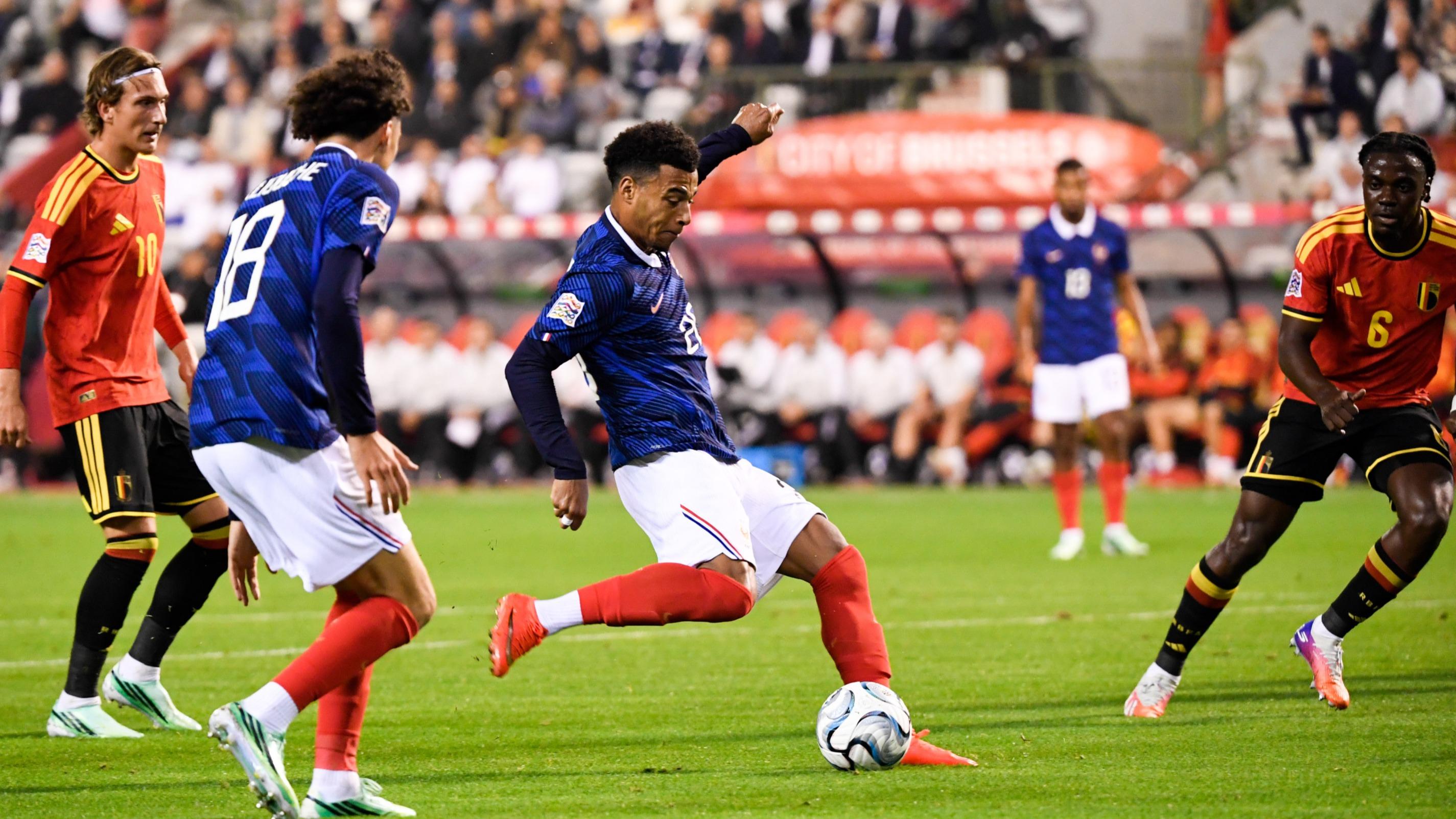 EN DIRECT - Belgique-France : des Bleus remaniés mais séduisants, Doué envoie un missile sur la barre, Zidane apprécie sur son banc