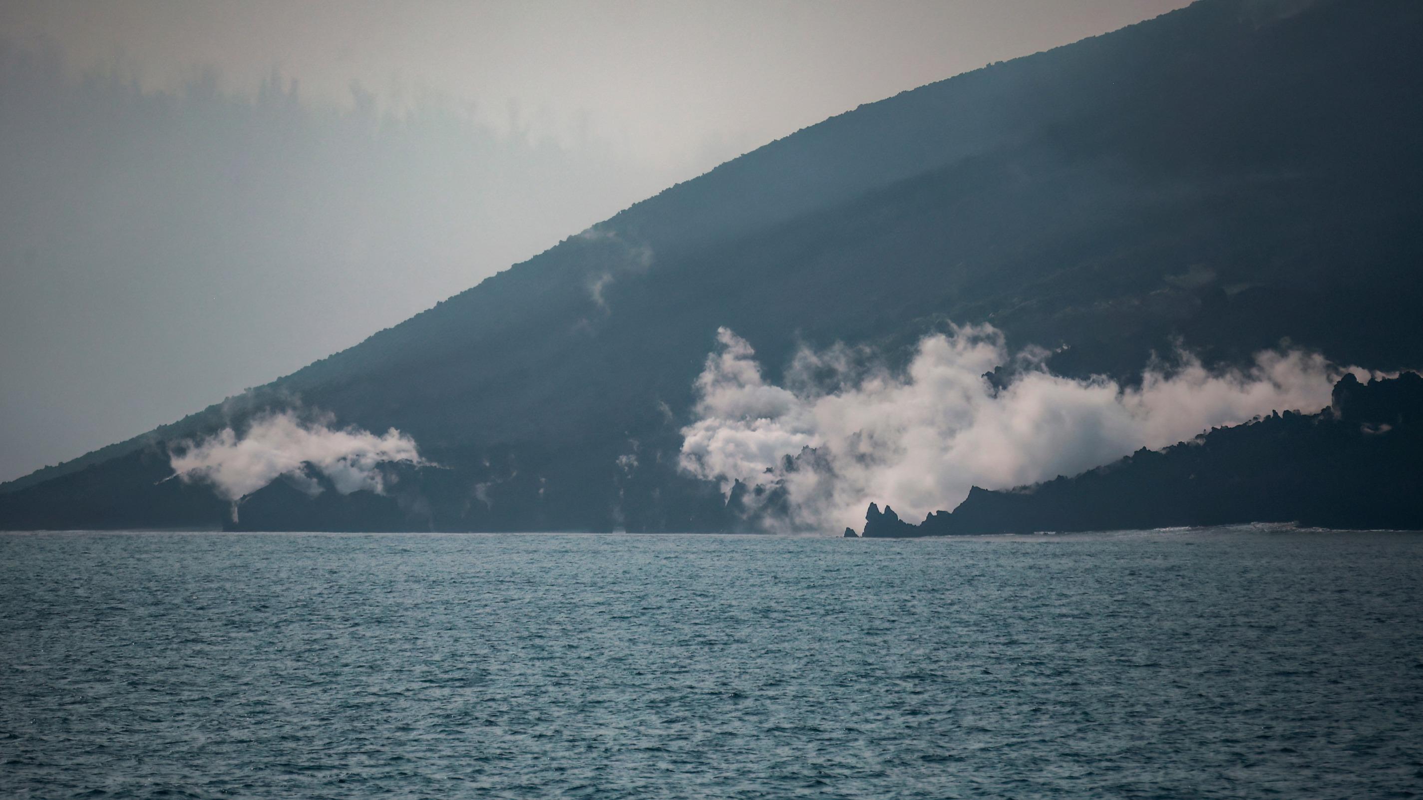 En Indonésie, deux îles émergent après une éruption volcanique