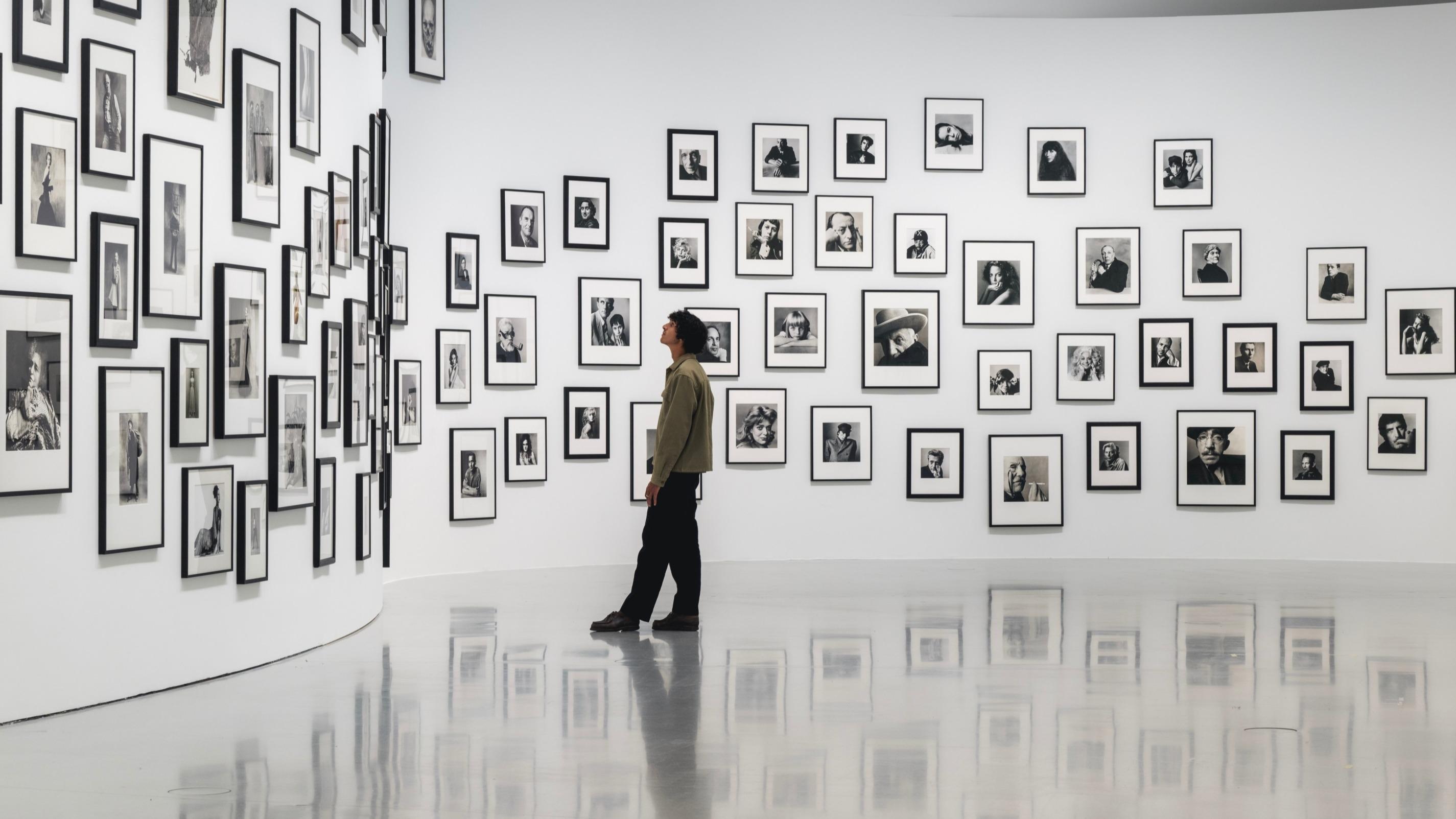 Raymond Depardon, Irving Penn, Cartier-Bresson, Avedon… « Remember me », une explosion photographique à la Bourse de Commerce