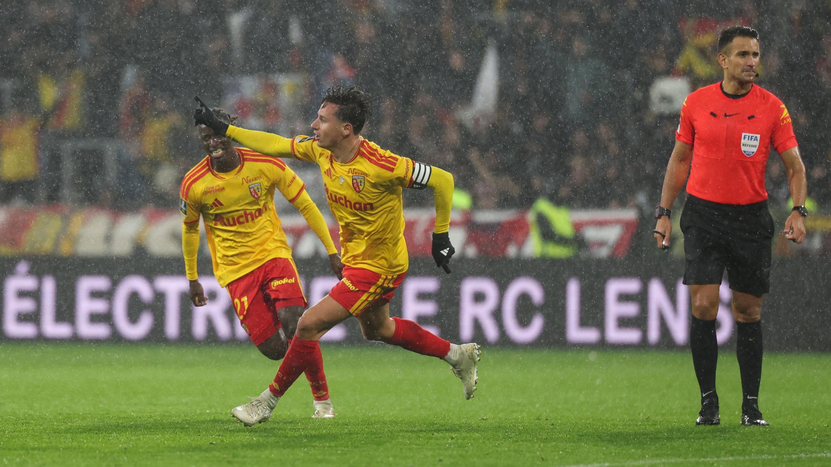 Ligue 1 : porté par Thauvin, Lens renverse le Paris FC et enchaîne un troisième succès d’affilée