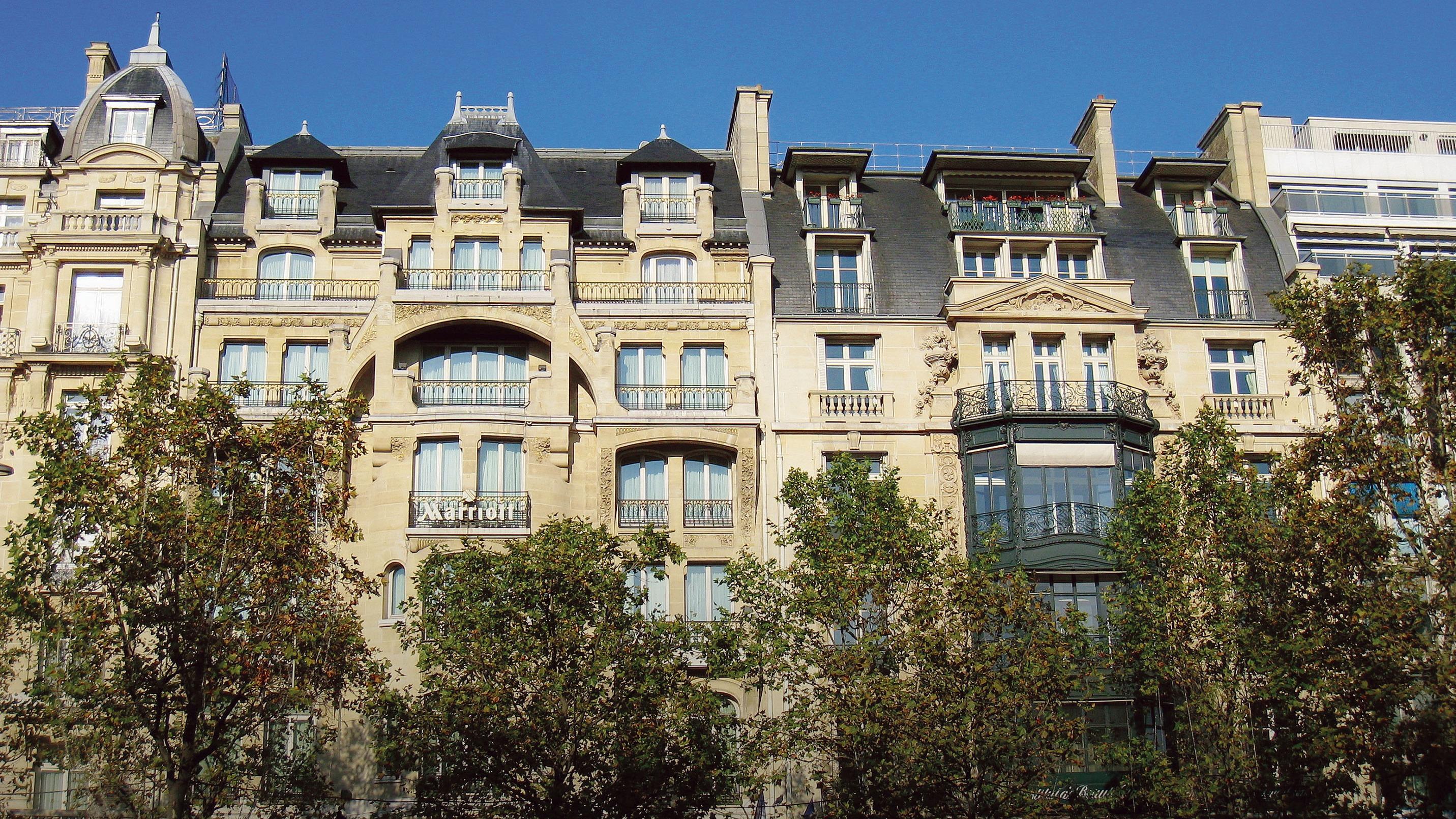 L'immobilier haut-de-gamme résiste mieux avec des prix au mètre carré dépassant les 16.000 euros près des Champs-Élysées.