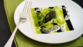 Fines lasagnes de caviar d’Aquitaine, jeunes poireaux à l’huile d’olive, par Didier Aniès