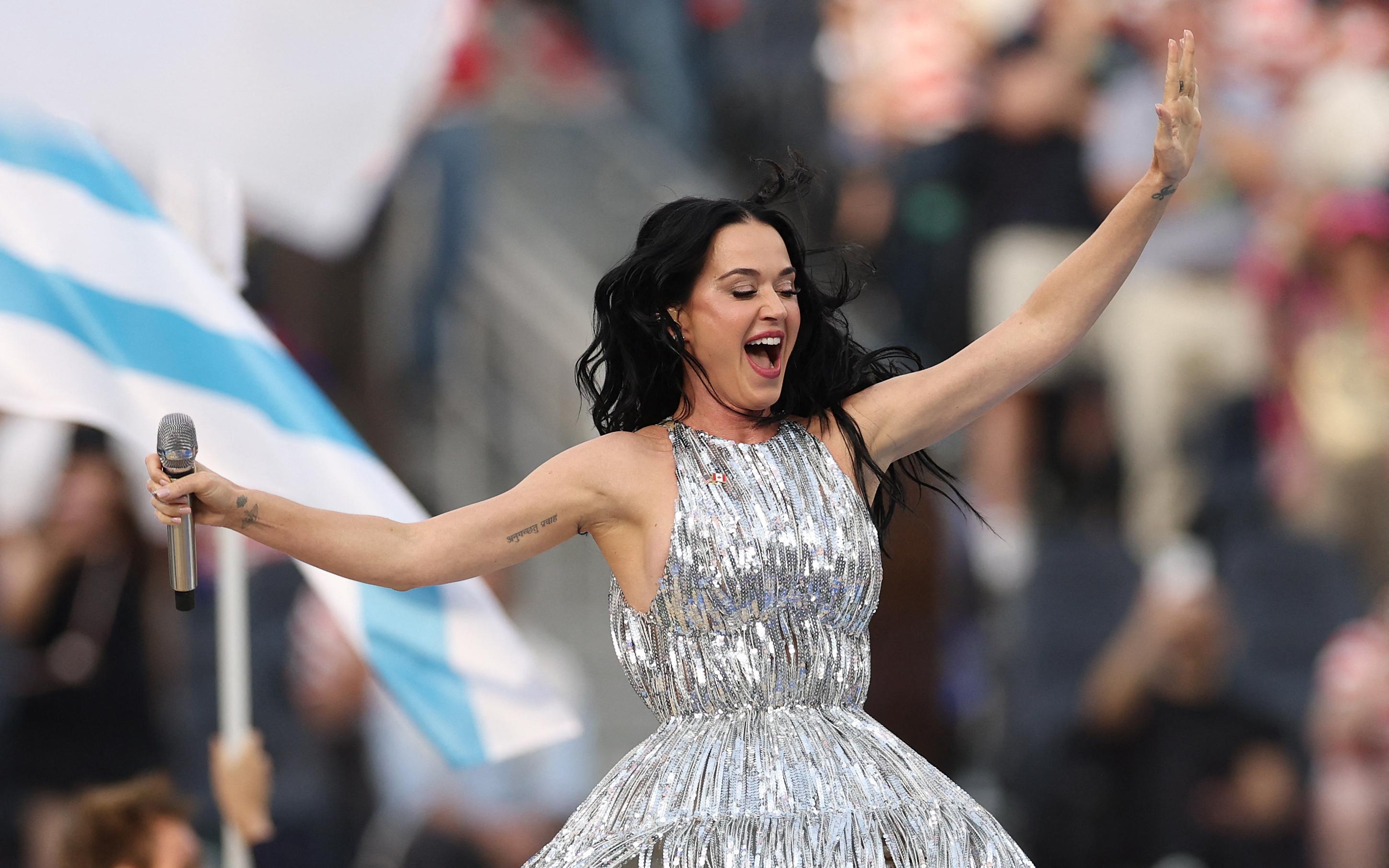 « Vive la France » : Katy Perry se transforme en supportrice des Bleus le temps d’un concert