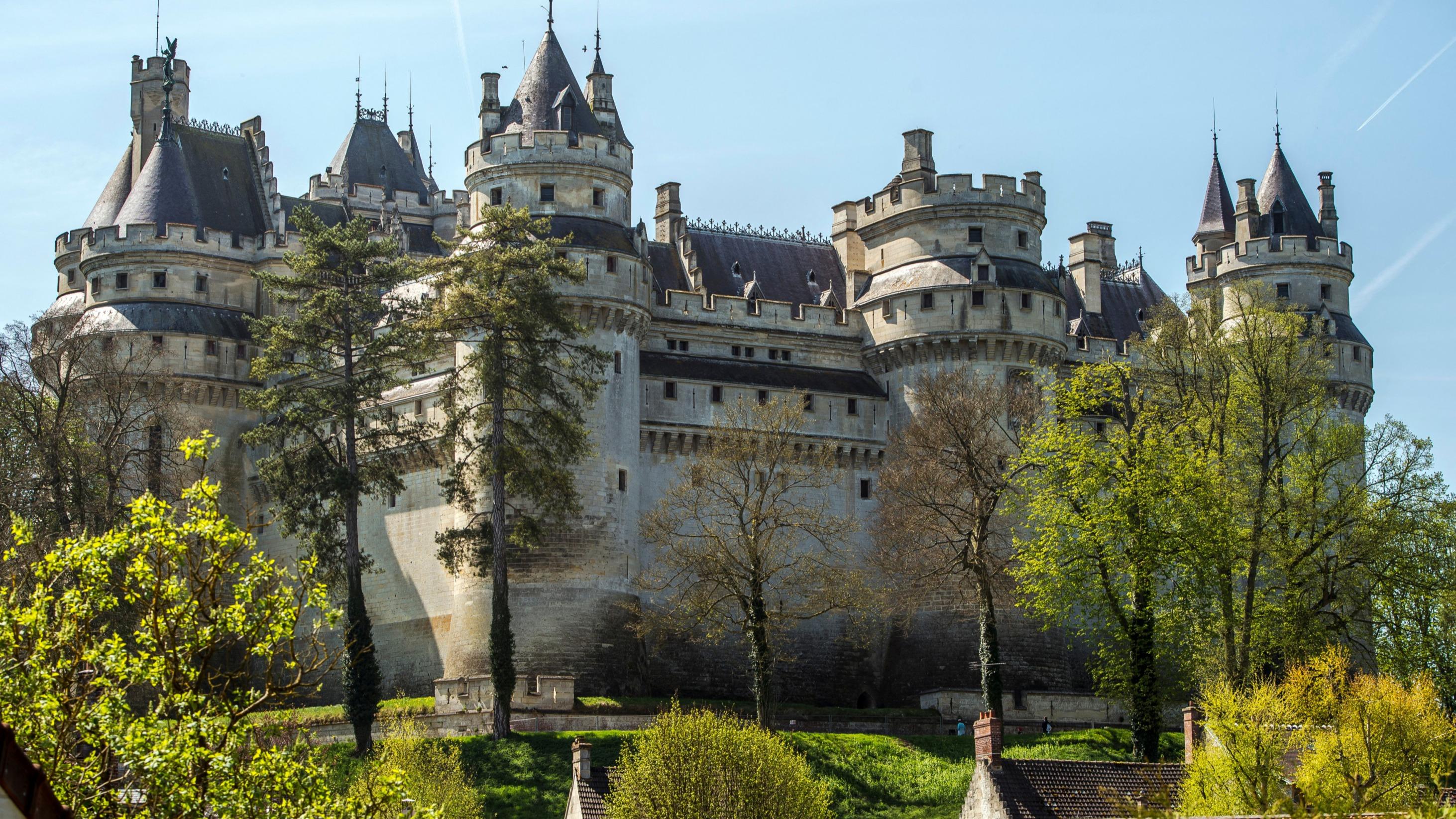 Cinquante ans après, une statue du château de Pierrefonds retrouve ses doigts, dérobés par un Canadien de 9 ans