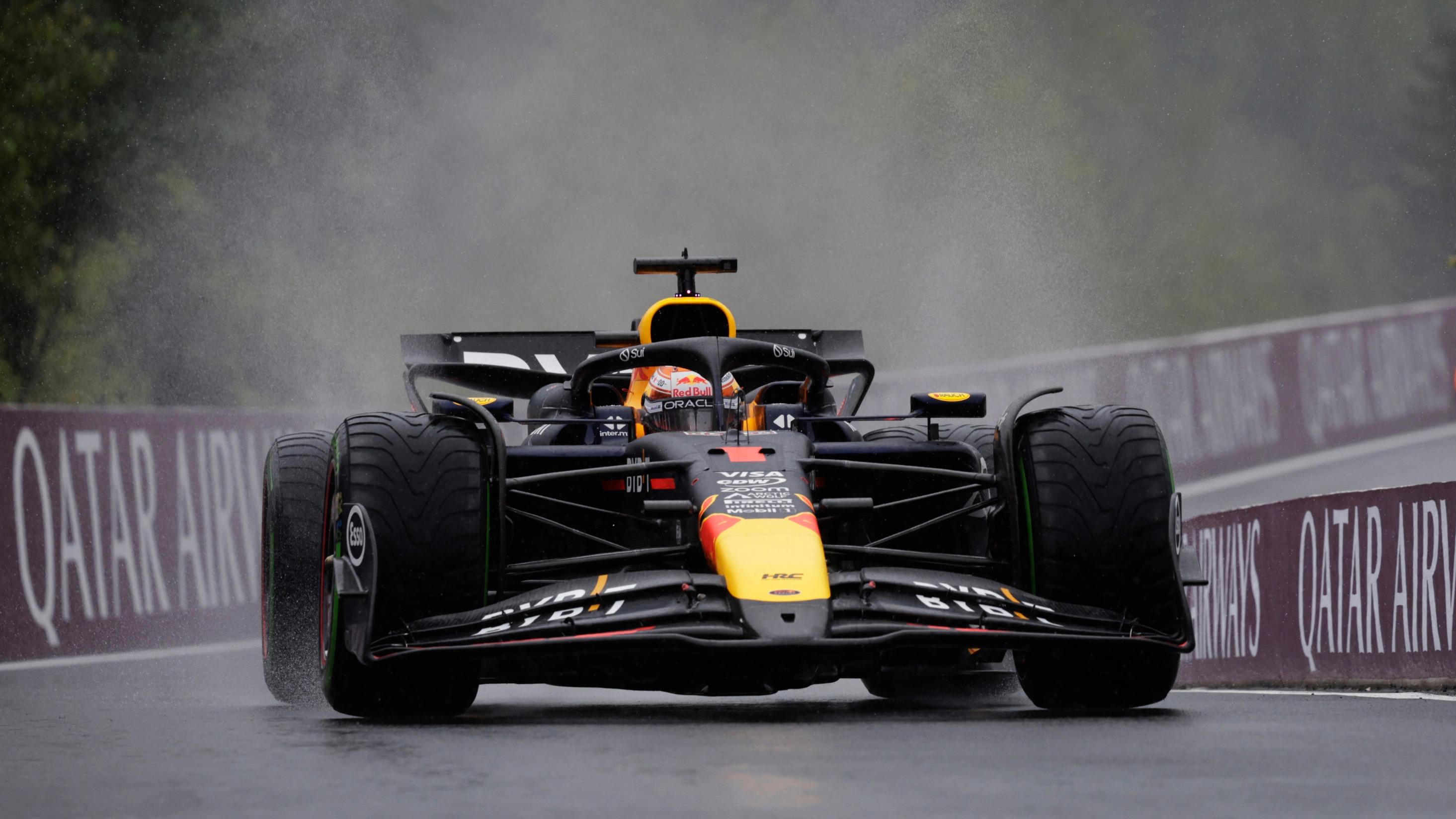 Formule 1 : sous une pluie battante, Verstappen signe le meilleur chrono des derniers essais