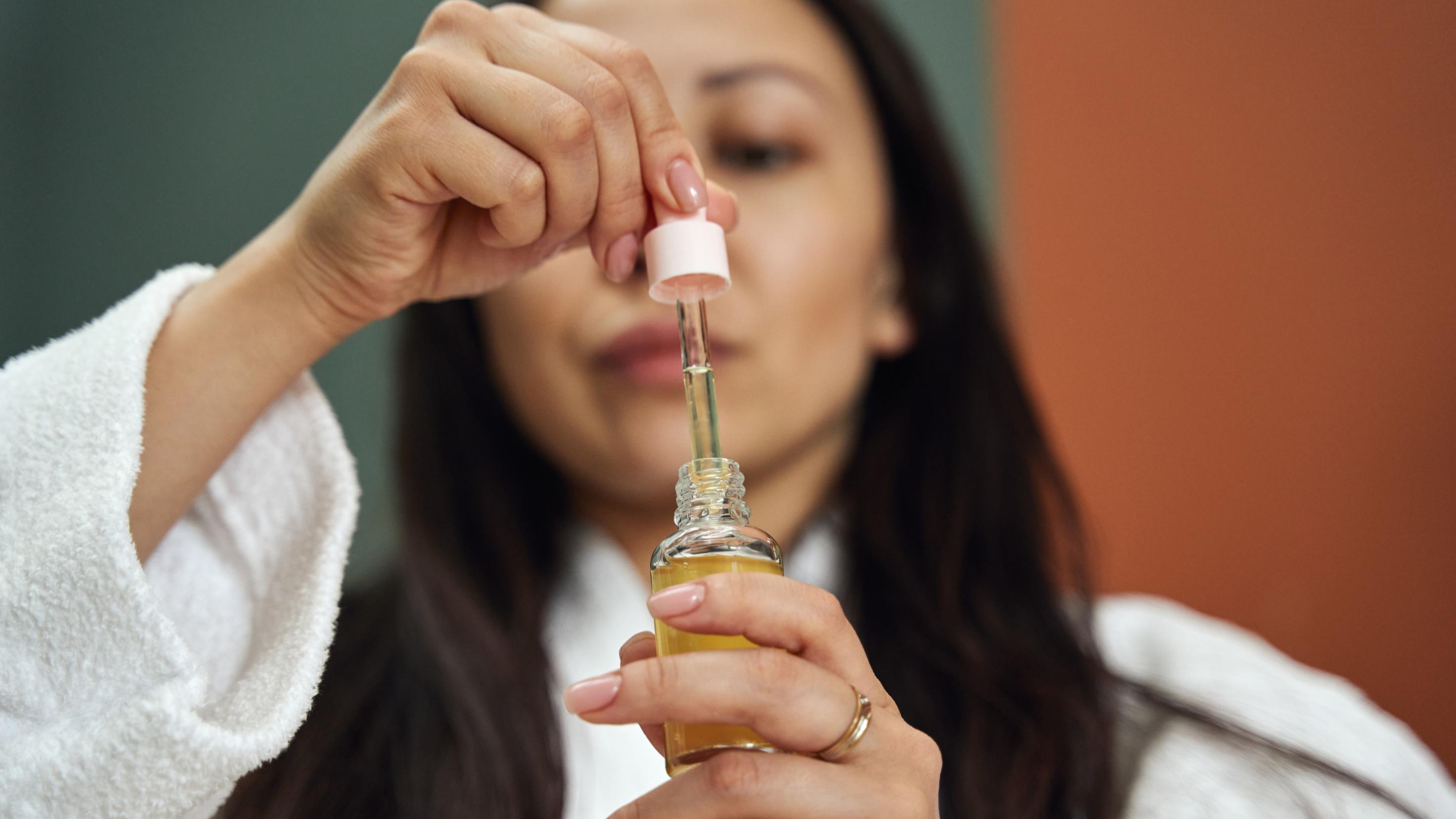 Que contient le nouveau sérum bleu The Ordinary et pourquoi tout le monde veut se le procurer ?