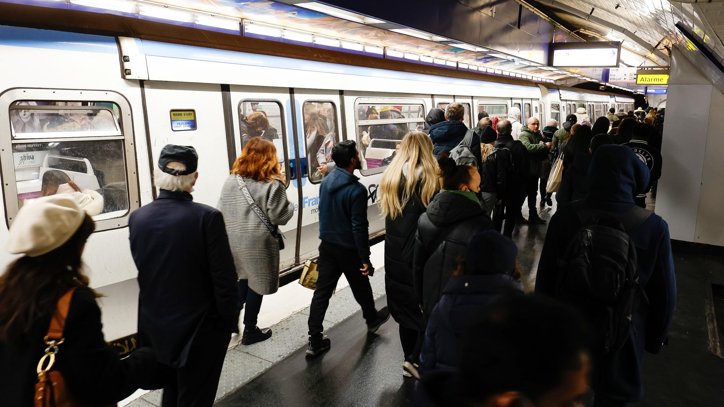 Jeux paralympiques : comment les autorités veulent éviter la cohue dans les transports franciliens avec la rentrée