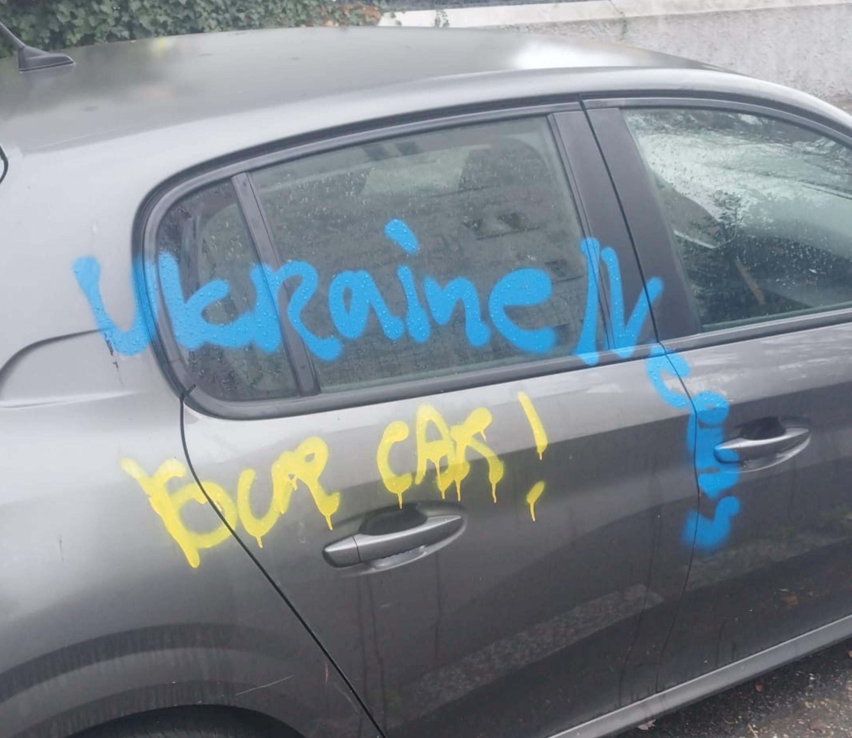 «Ukraine needs your car!» : de mystérieux tags inscrits sur des voitures à Lyon et Villeurbanne, une dizaine de plaintes déposées