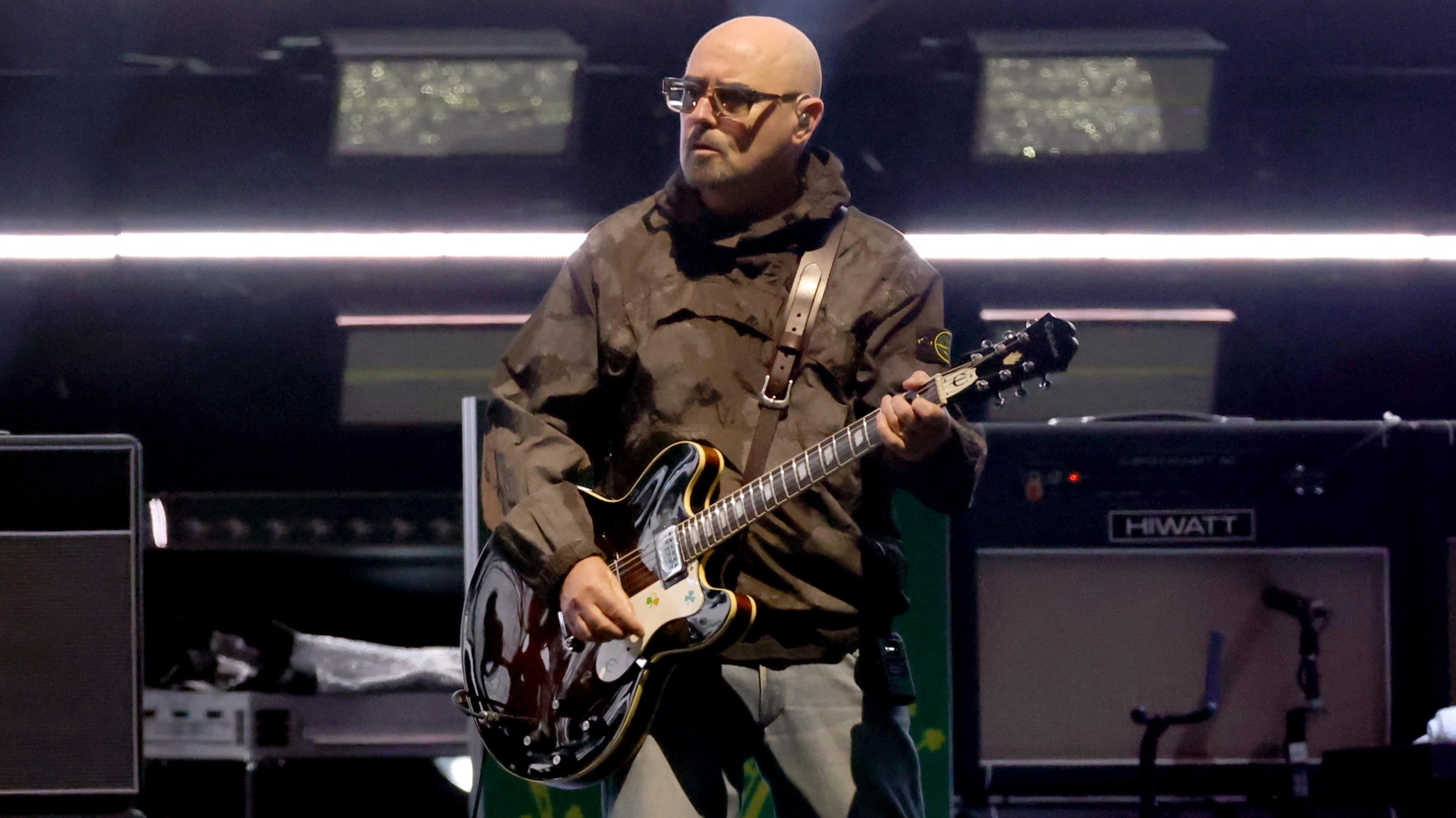 Paul Arthurs, guitariste d’Oasis, quitte la tournée après avoir été diagnostiqué d’un cancer