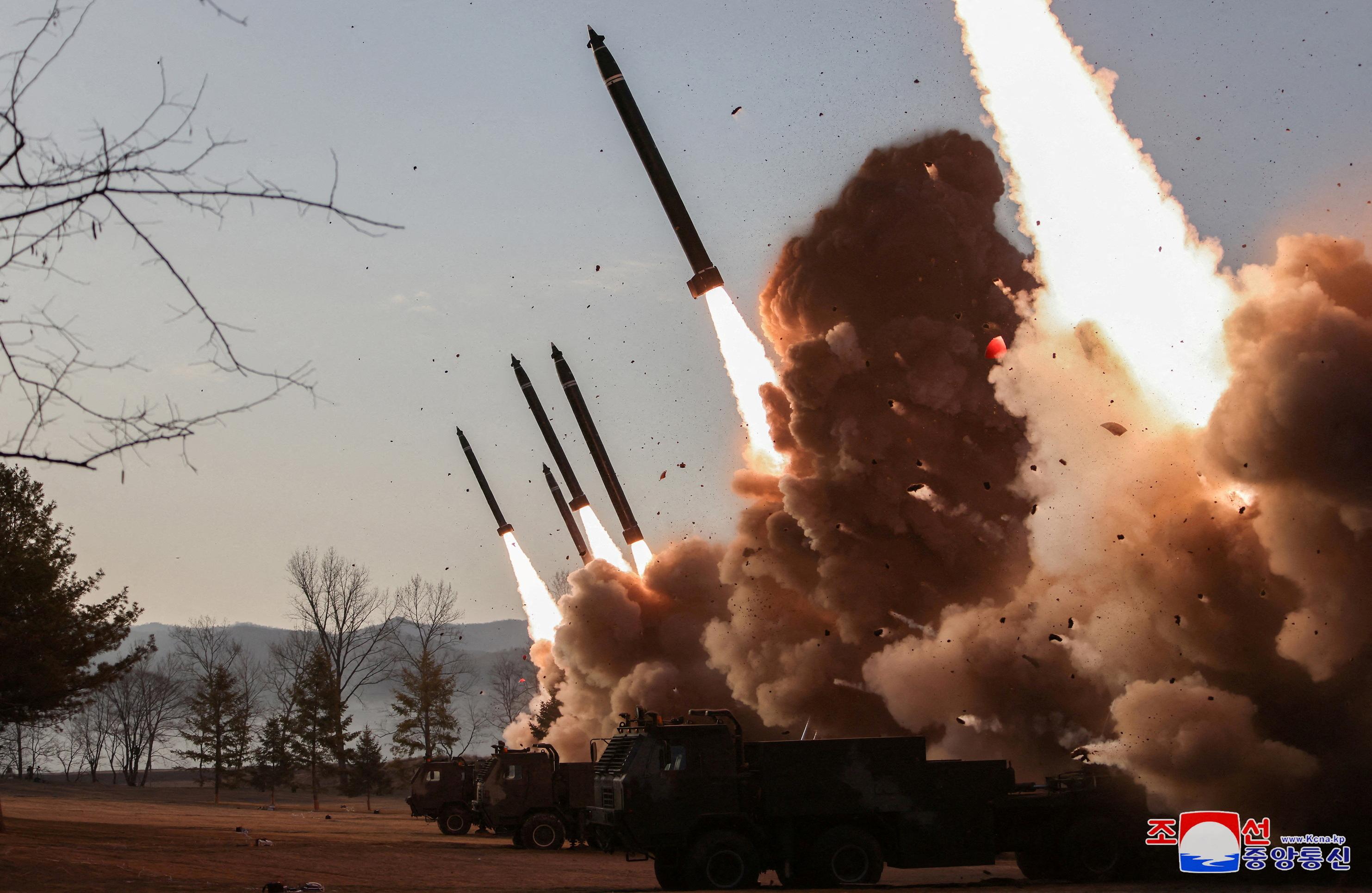 Corée du Nord : des lance-roquettes «de très grande taille» testés sous la supervision de Kim Jong-un