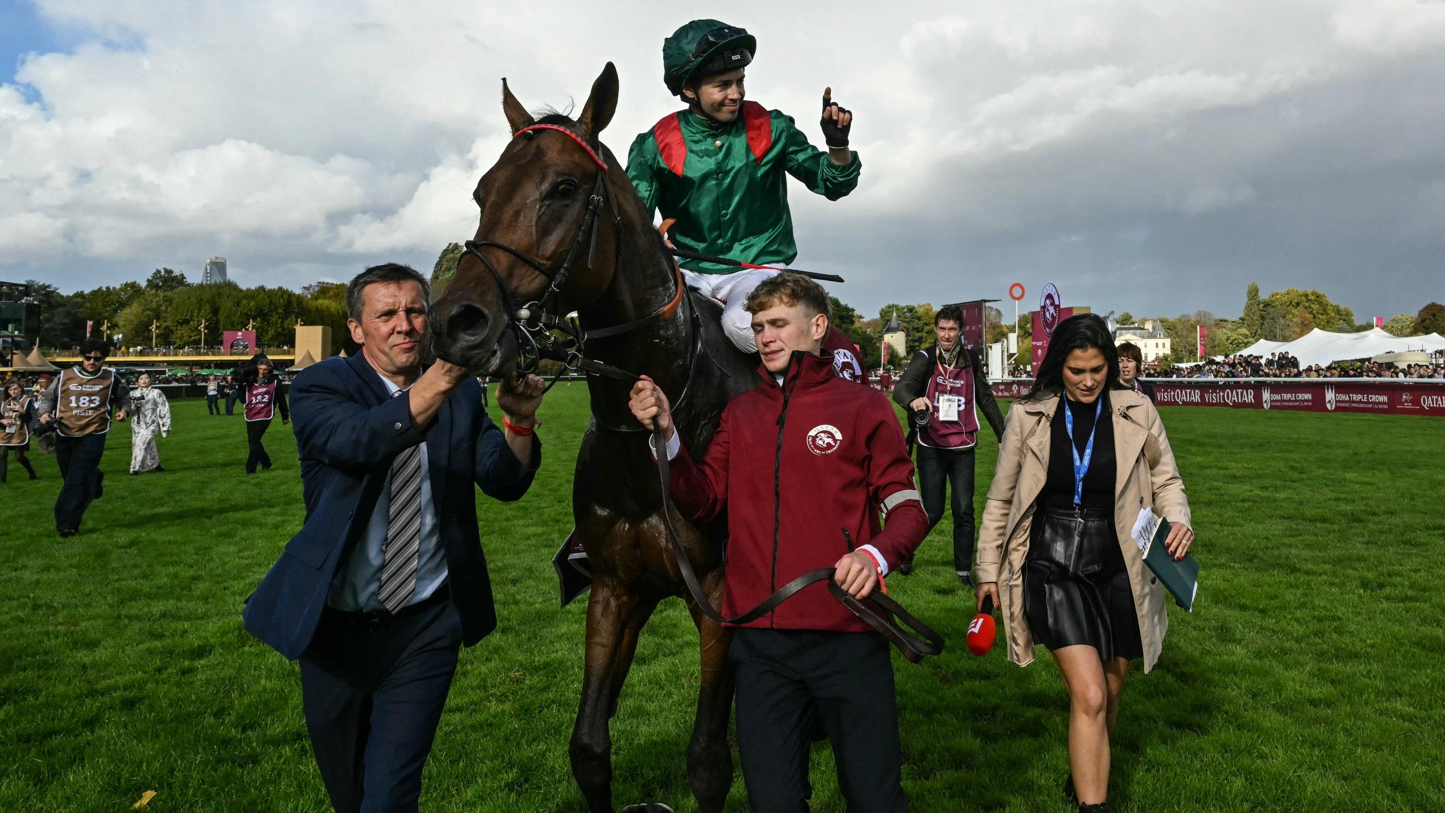 Hippisme : Le Cheval Français Daryz Remporte Le Prix De L’arc De Triomphe Pour La Famille Aga Khan