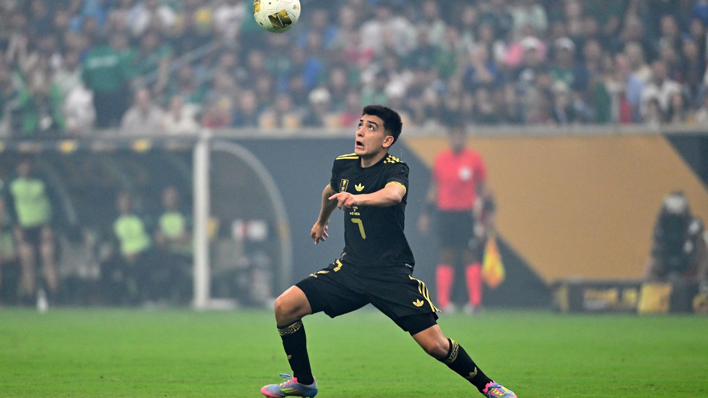 Qui est Gilberto Mora, la nouvelle pépite du foot mexicain, en passe de participer à trois Coupe du monde en moins d'un an ?