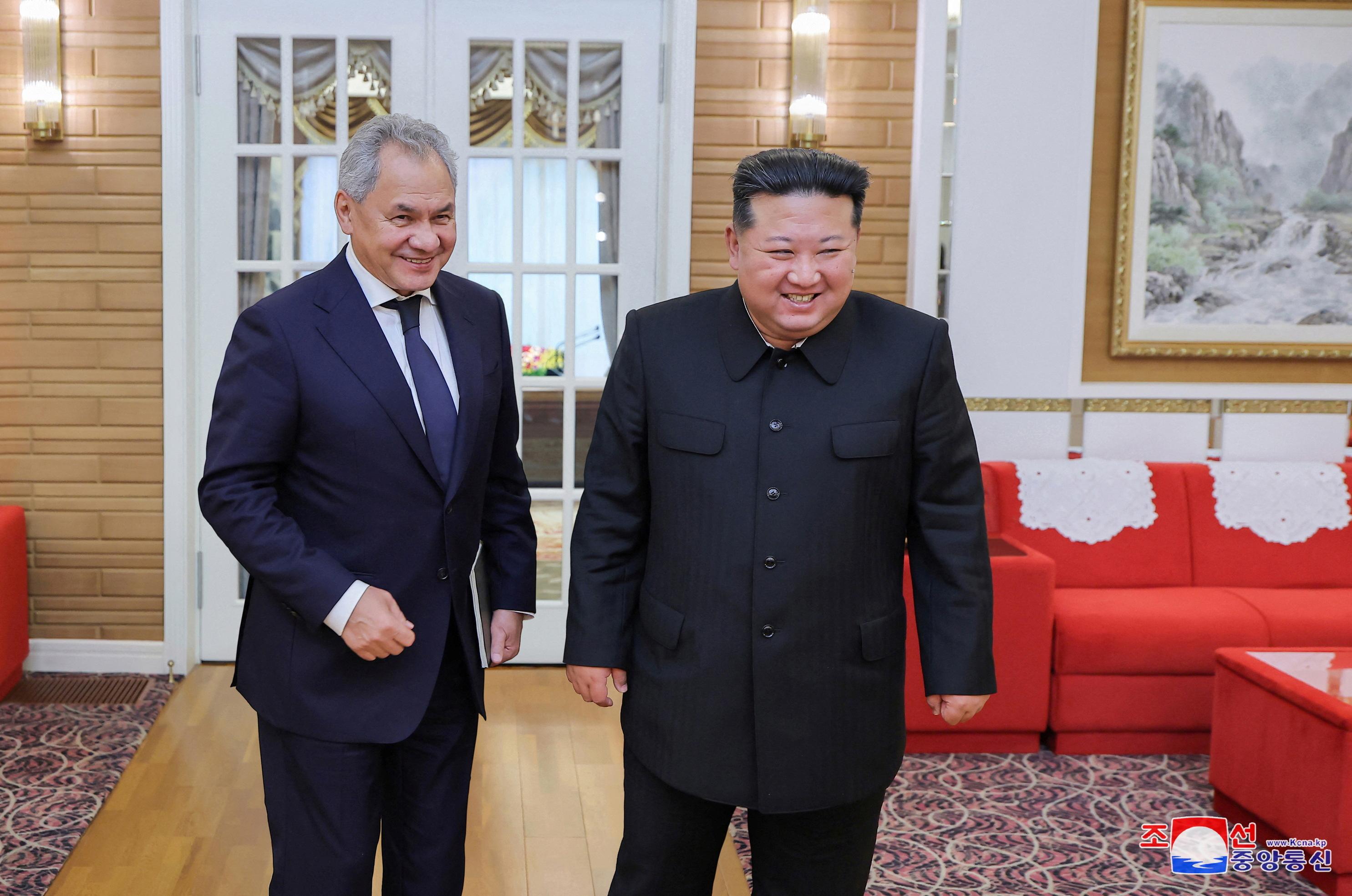 Kim Jong-un et Sergueï Choïgou se donnent l’accolade en Corée du Nord