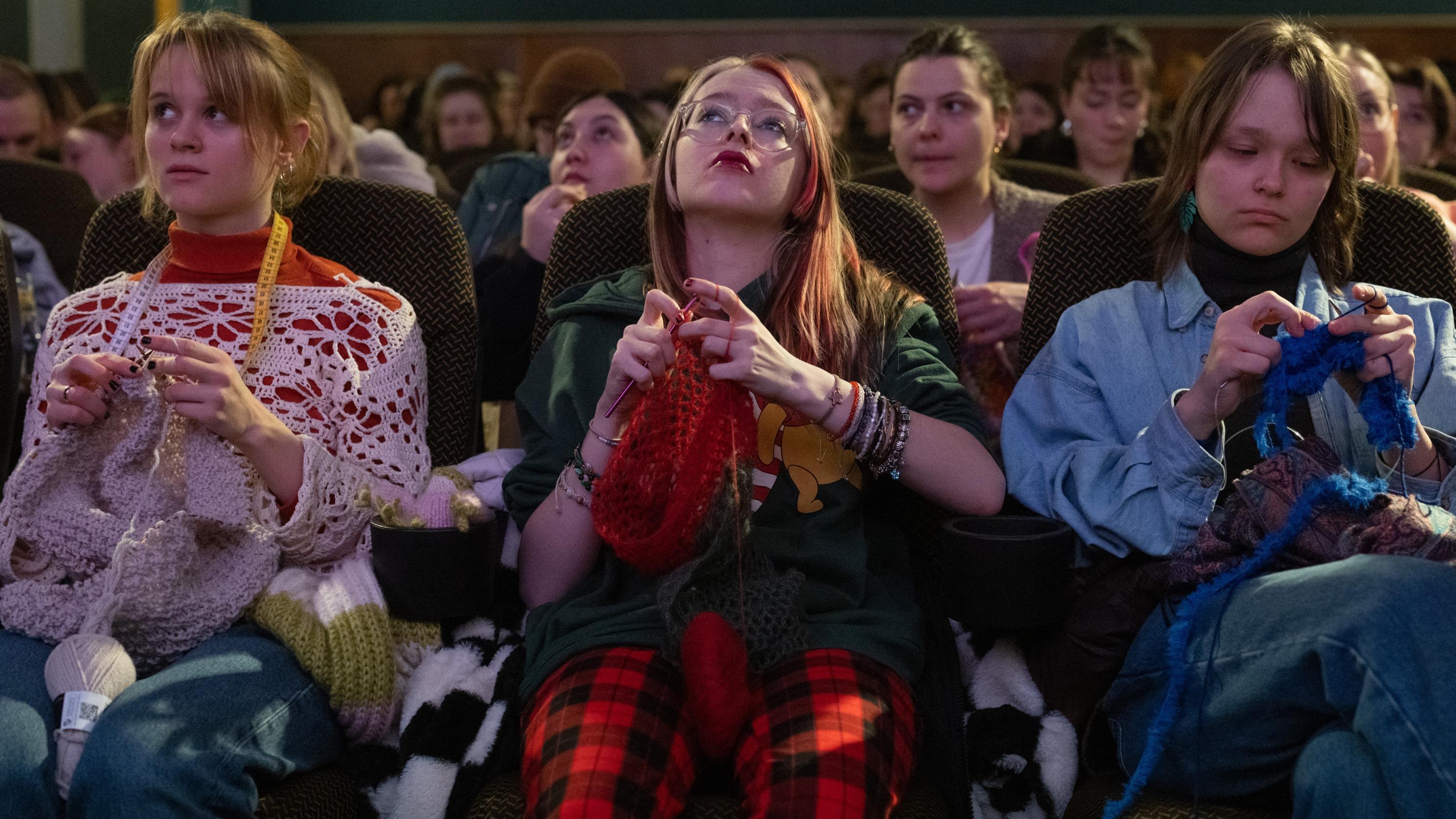 « On laisse la grand-mère en nous s’exprimer » : ces spectateurs qui viennent au cinéma pour tricoter