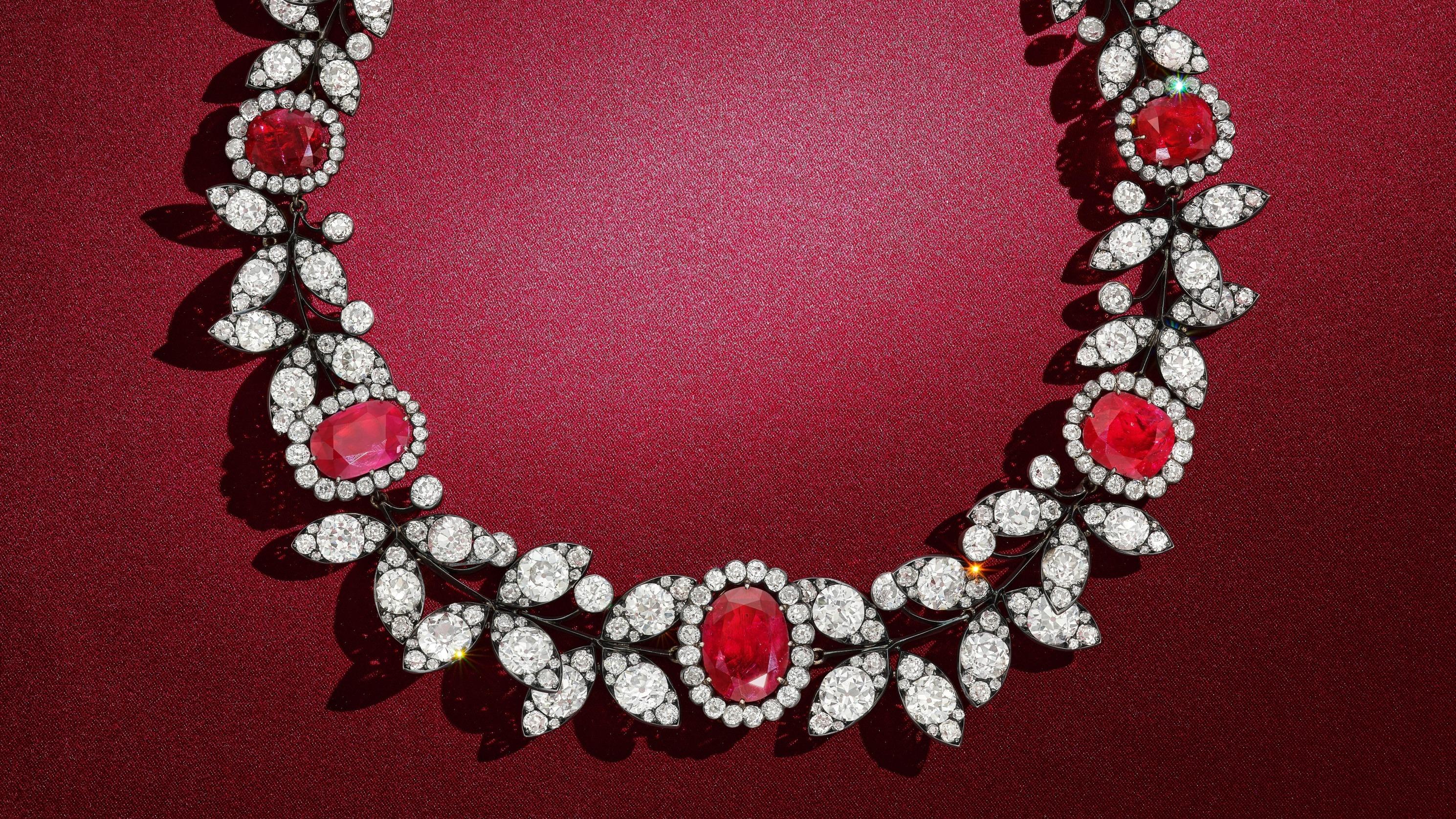 Quarante ans après, le mythique collier de rubis de Boucheron revient aux enchères