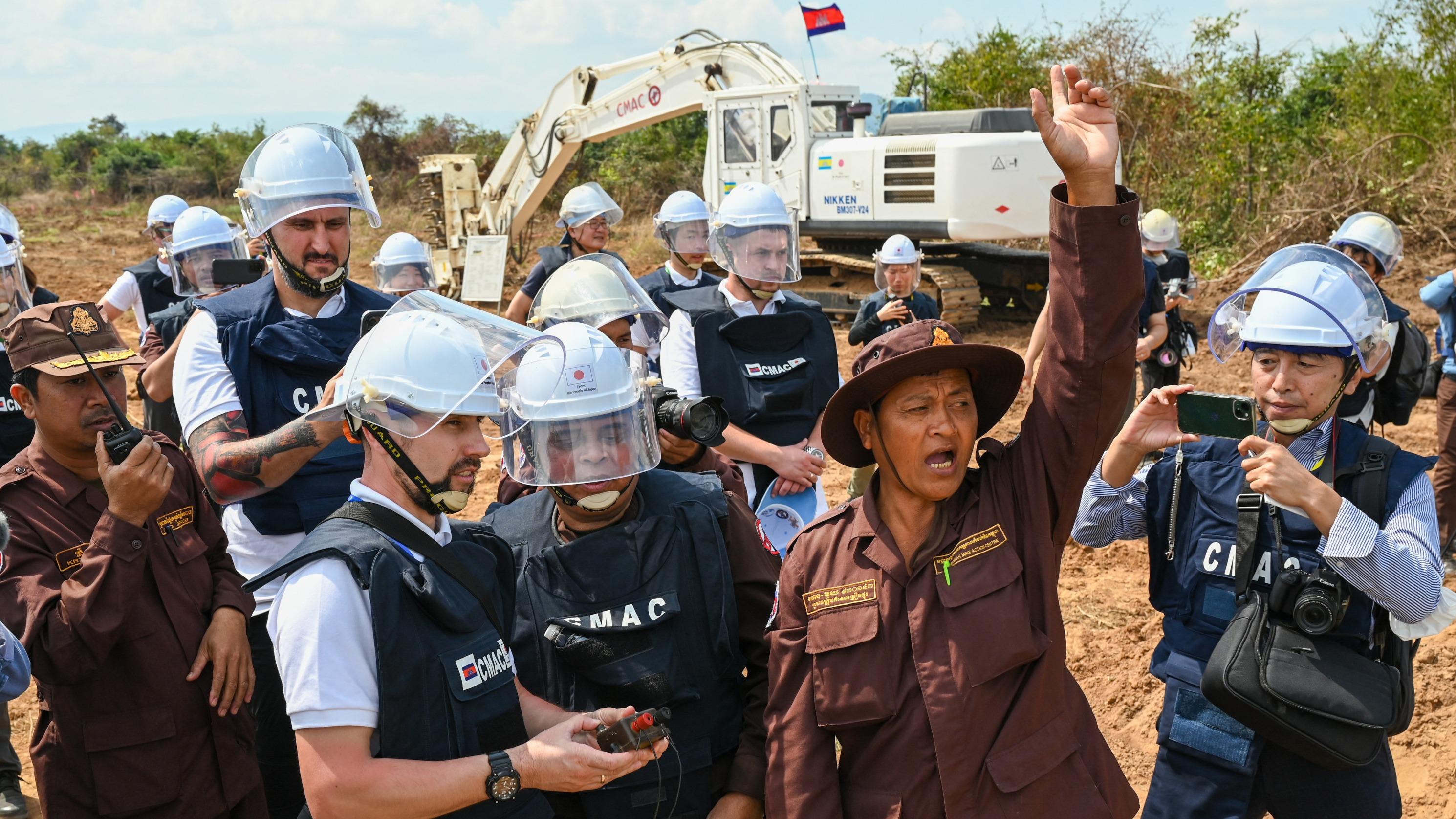 Au Cambodge, des soldats ukrainiens se forment au maniement d’engins démineurs