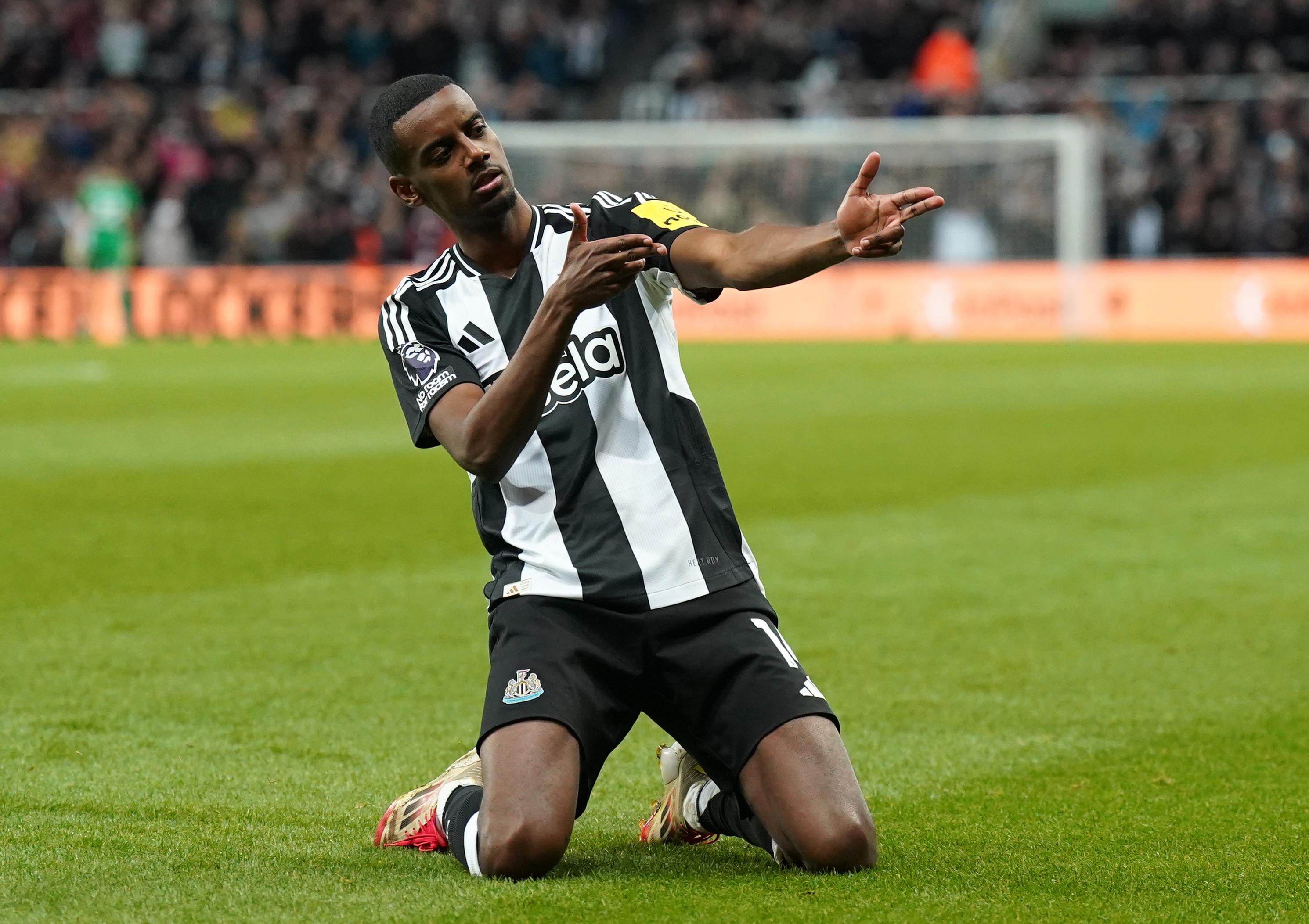 Mercato : «Le changement est dans l’intérêt de tous», Isak force son départ de Newcastle, qui ne compte toujours pas le lâcher