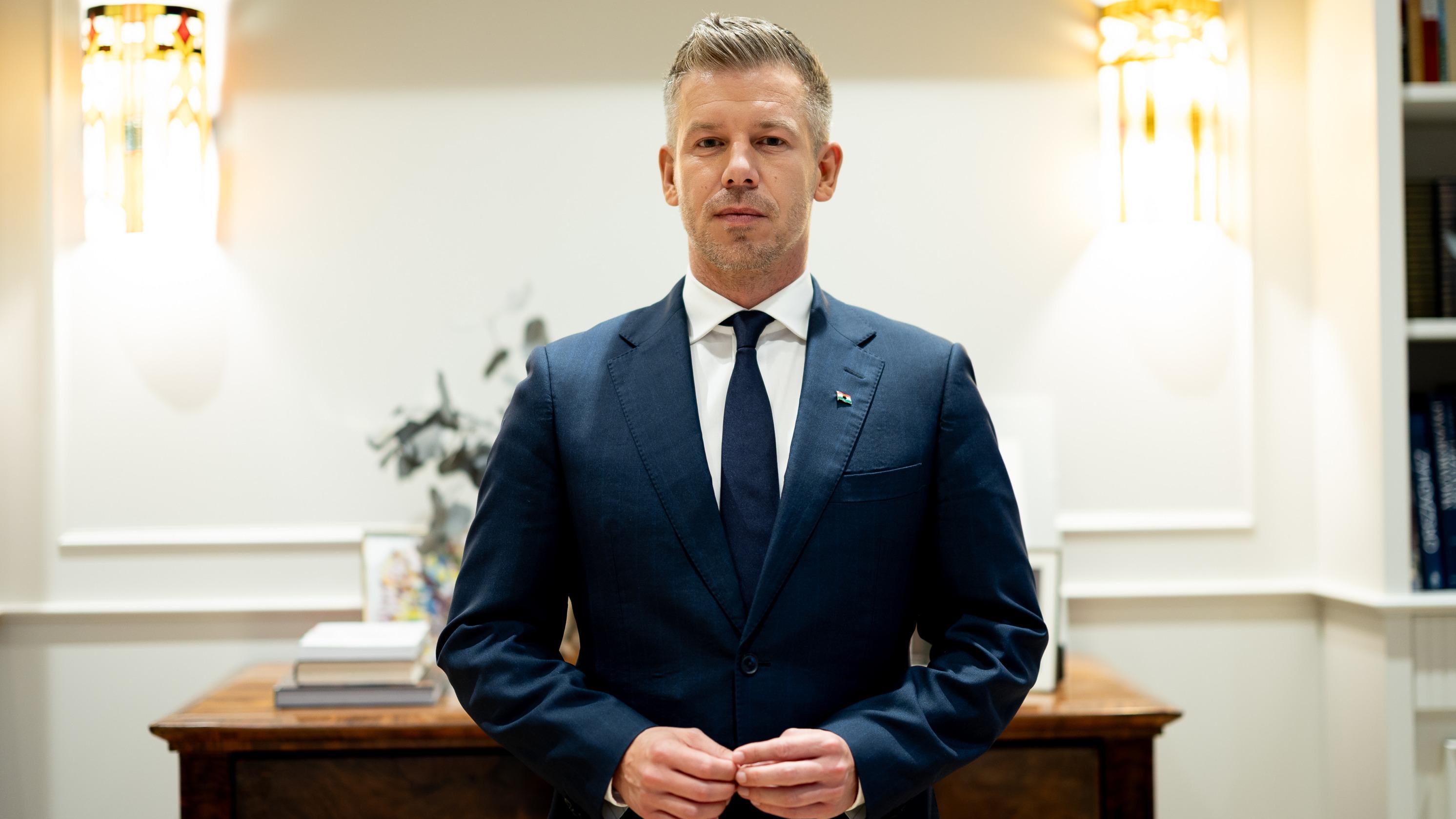 « Un anniversaire très important » : en Hongrie, Péter Magyar engage la bataille mémorielle