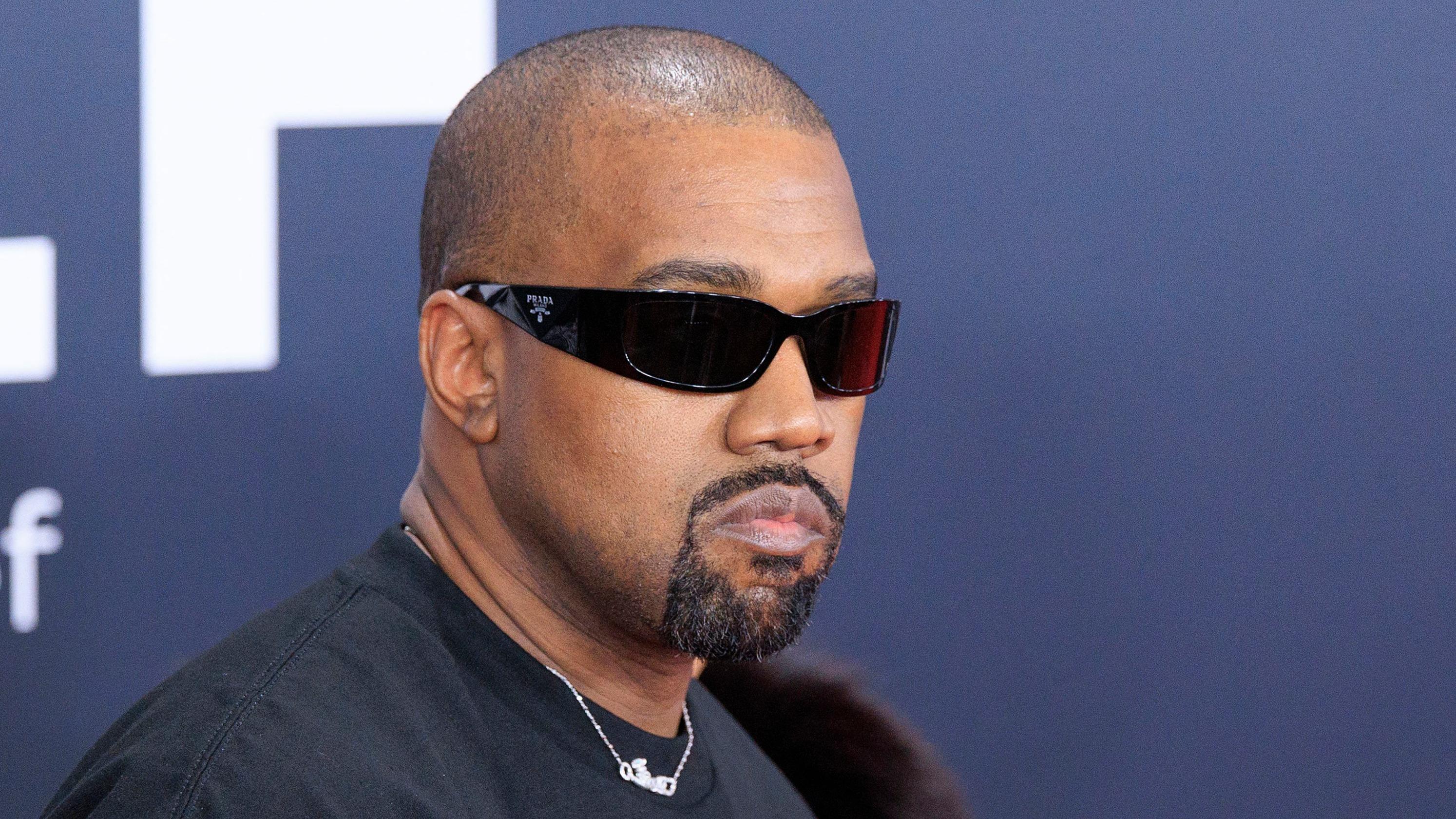 Kanye West suscite à nouveau l’indignation avec son t-shirt frappé d’une croix gammée