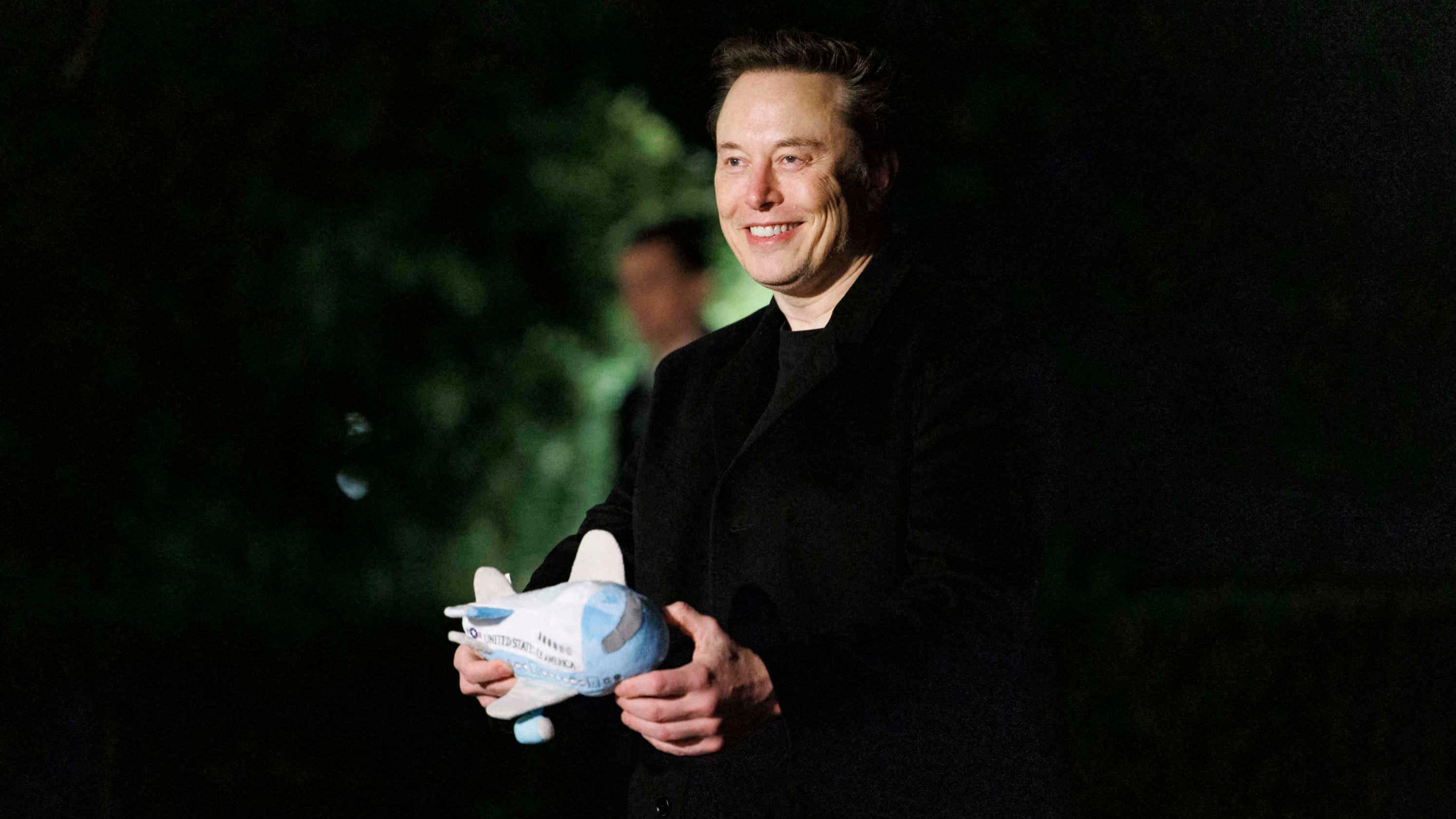 Elon Musk et sa peluche : un nouveau jouet pour la Maison-Blanche ?