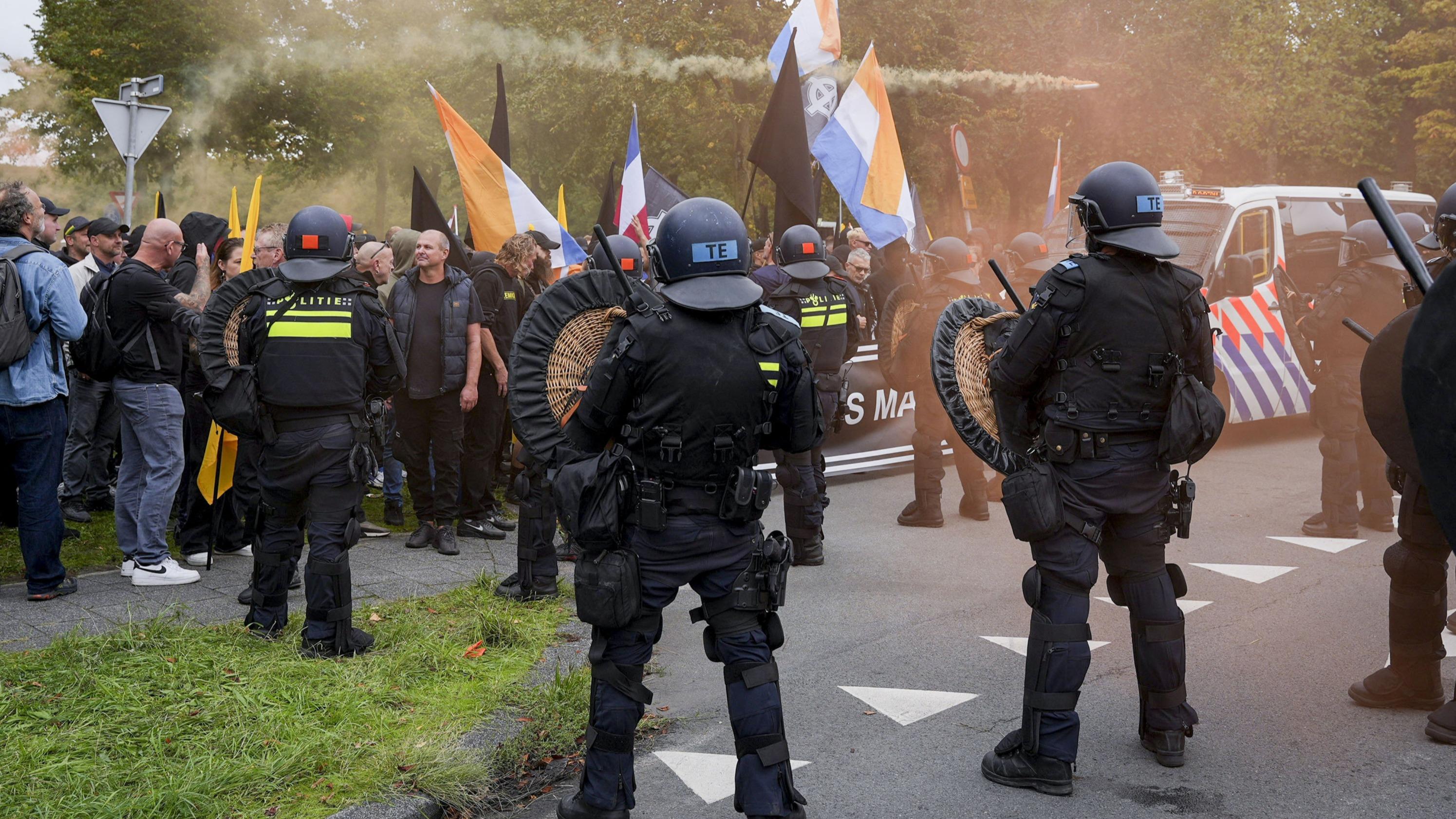 Pays-Bas : des échauffourées éclatent entre police et manifestants anti-immigration à La Haye