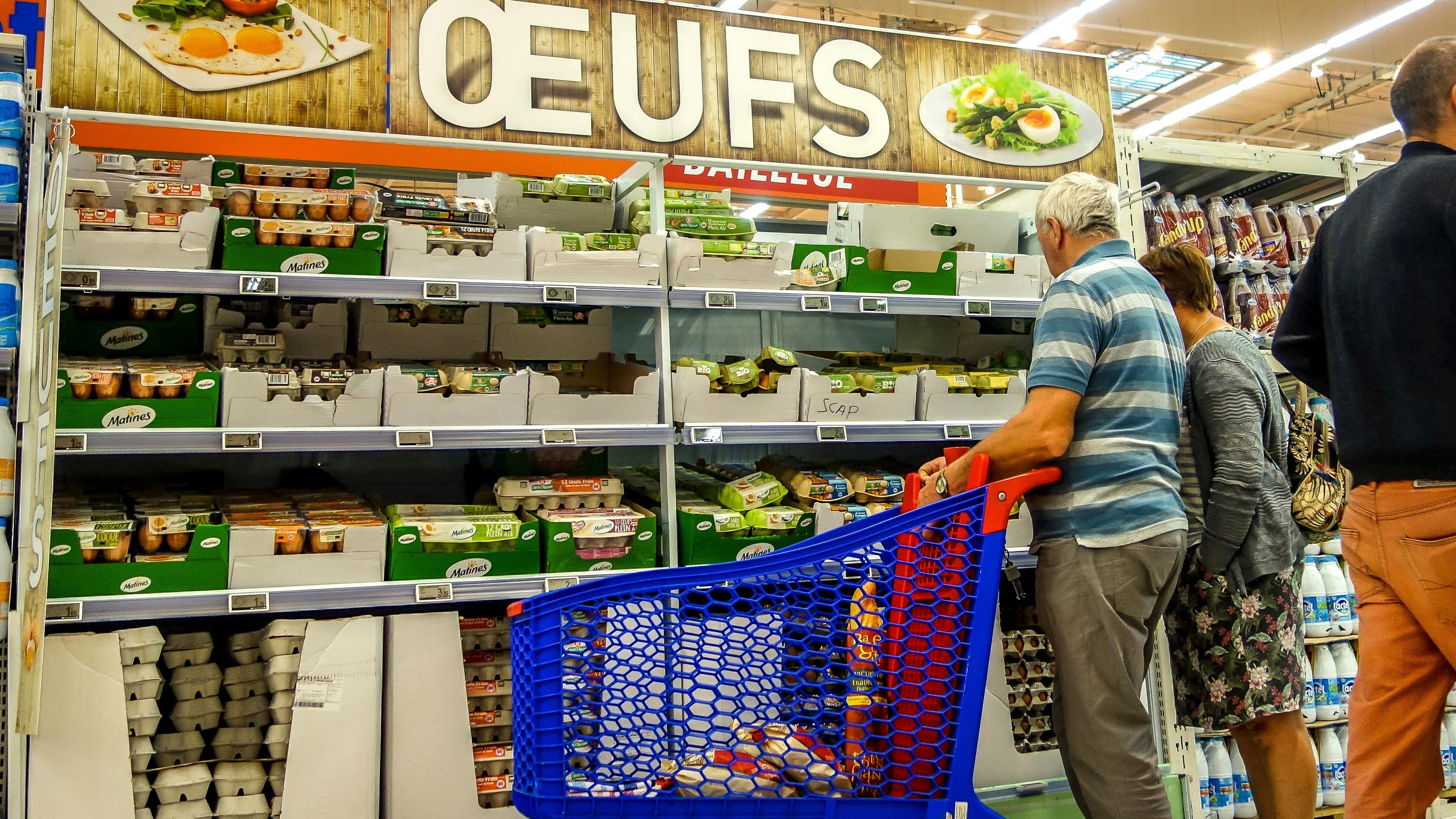 Carrefour, Auchan, Lidl... Plus de 7 supermarchés sur 10 vendraient encore des œufs de poules en cage