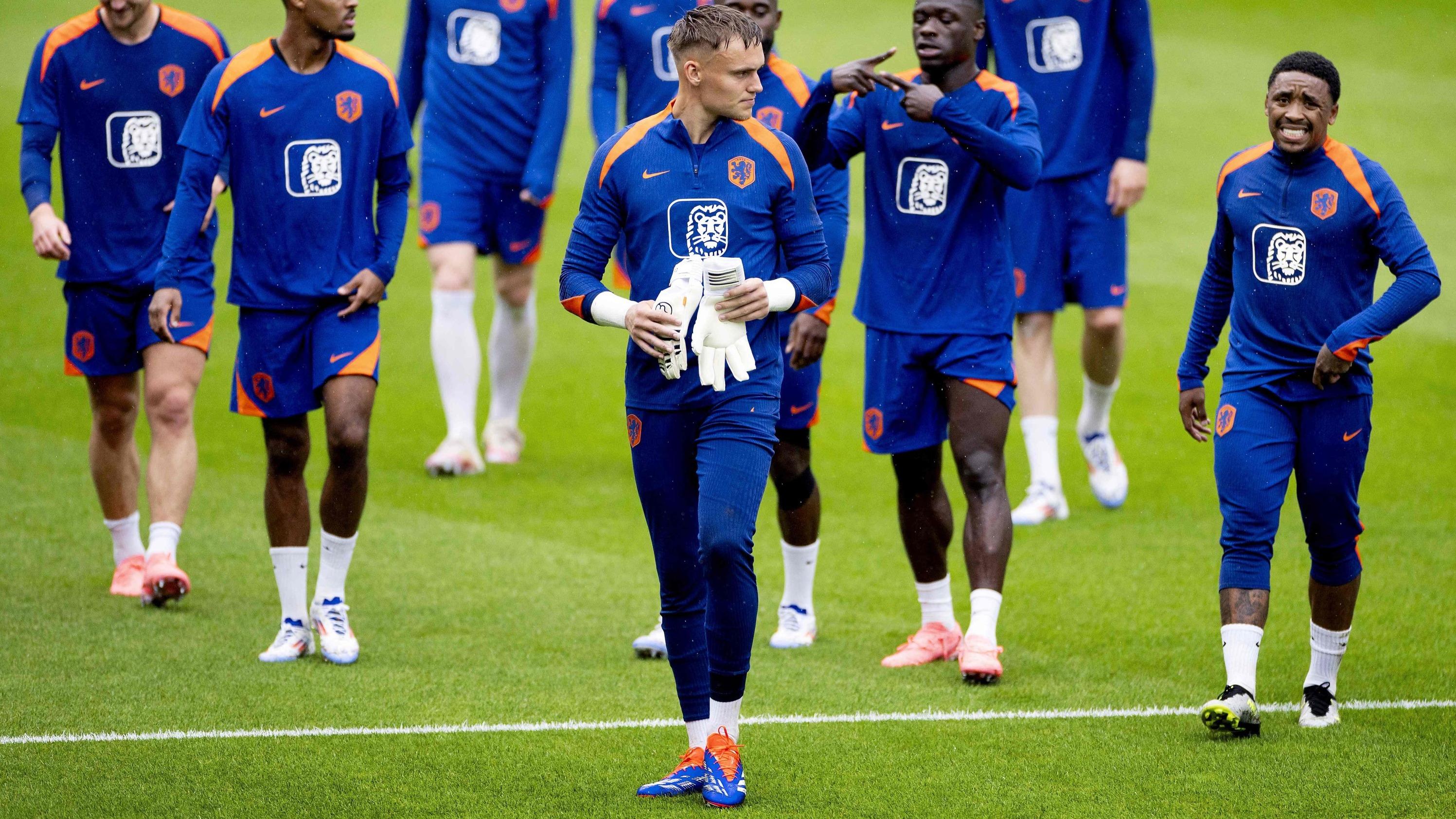 Euro 2024 : Bart Verbruggen nommé gardien n°1 des Pays-Bas