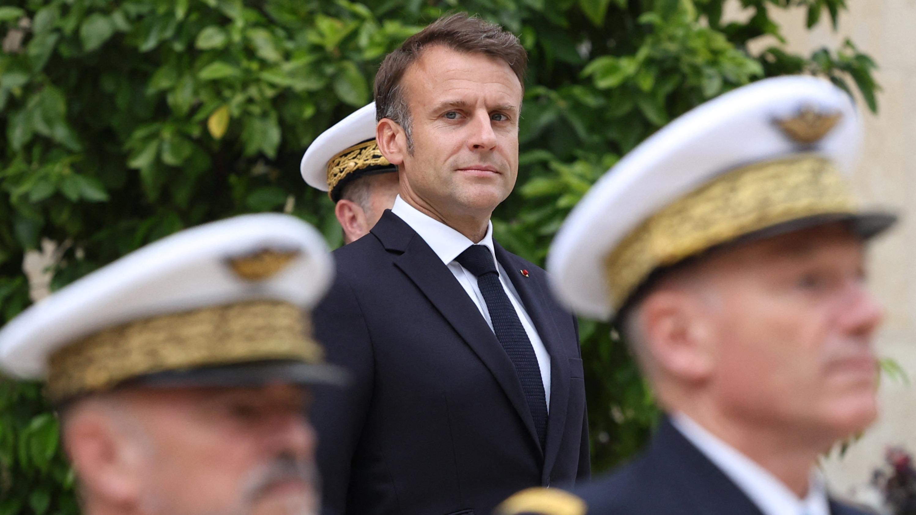 Emmanuel Macron assiste à une cérémonie de revue des troupes, qui participeront au défilé du 14 juillet à Paris le 2 juillet 2024.
