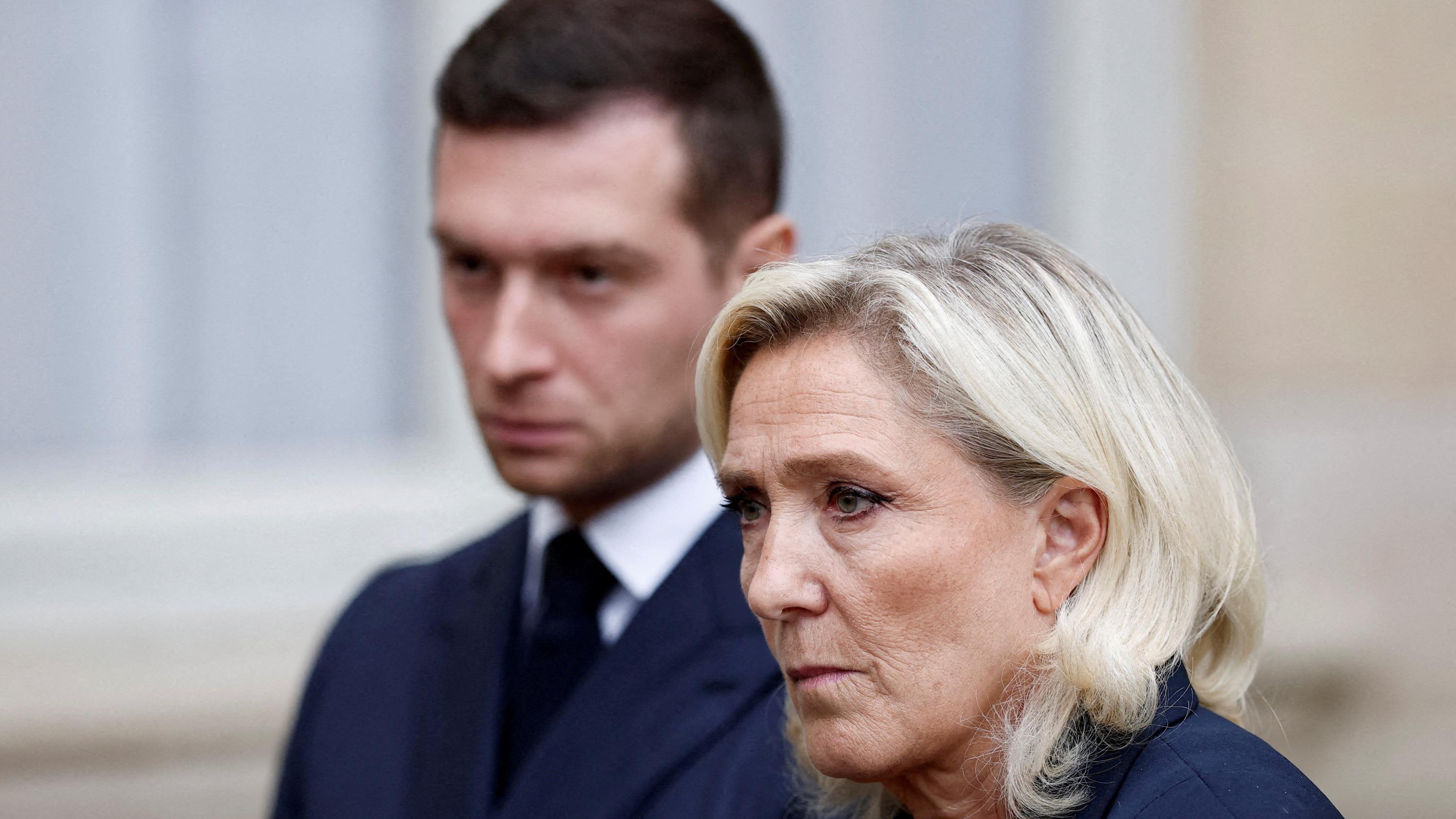 Marine Le Pen e il suo piano per una dissoluzione del governo francese: quale futuro per la politica nazionale?