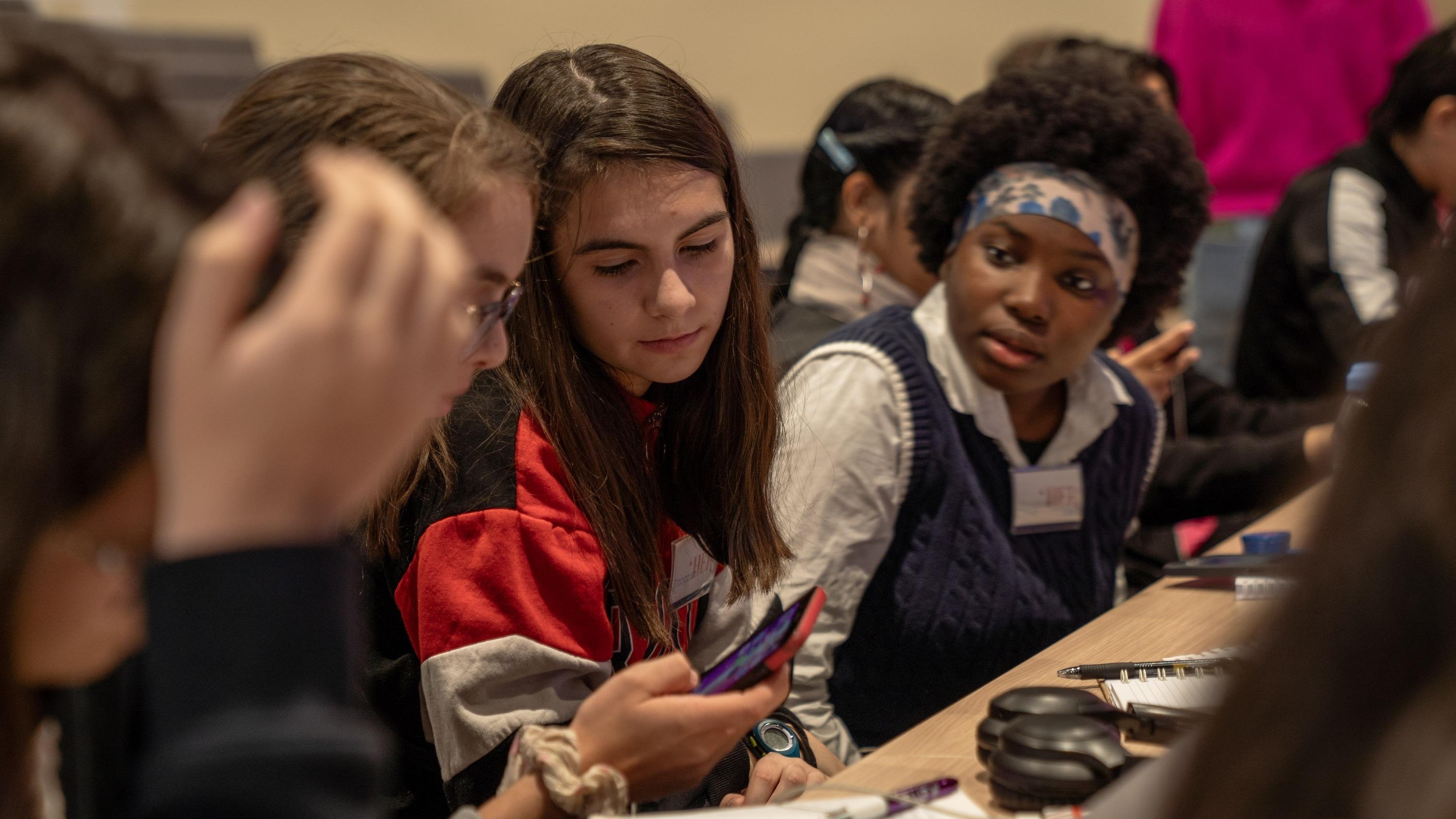 «Féminiser le secteur»: comment l’école Efrei encourage les lycéennes à rejoindre les métiers de la tech