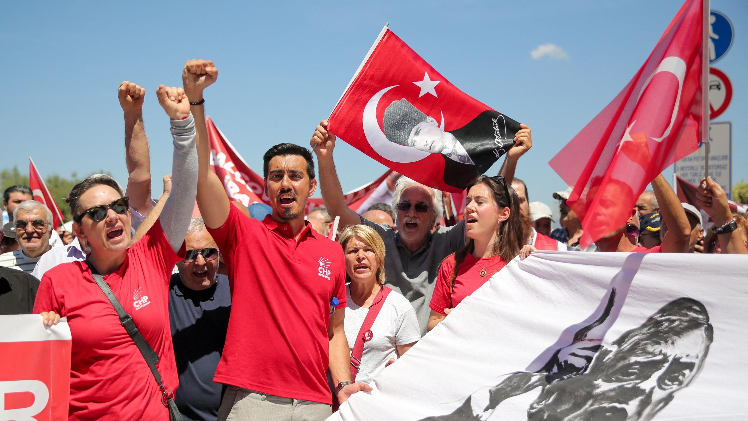 « C’est un coup contre la République de Turquie et sa démocratie » : Erdogan tente de prendre le contrôle de l’opposition