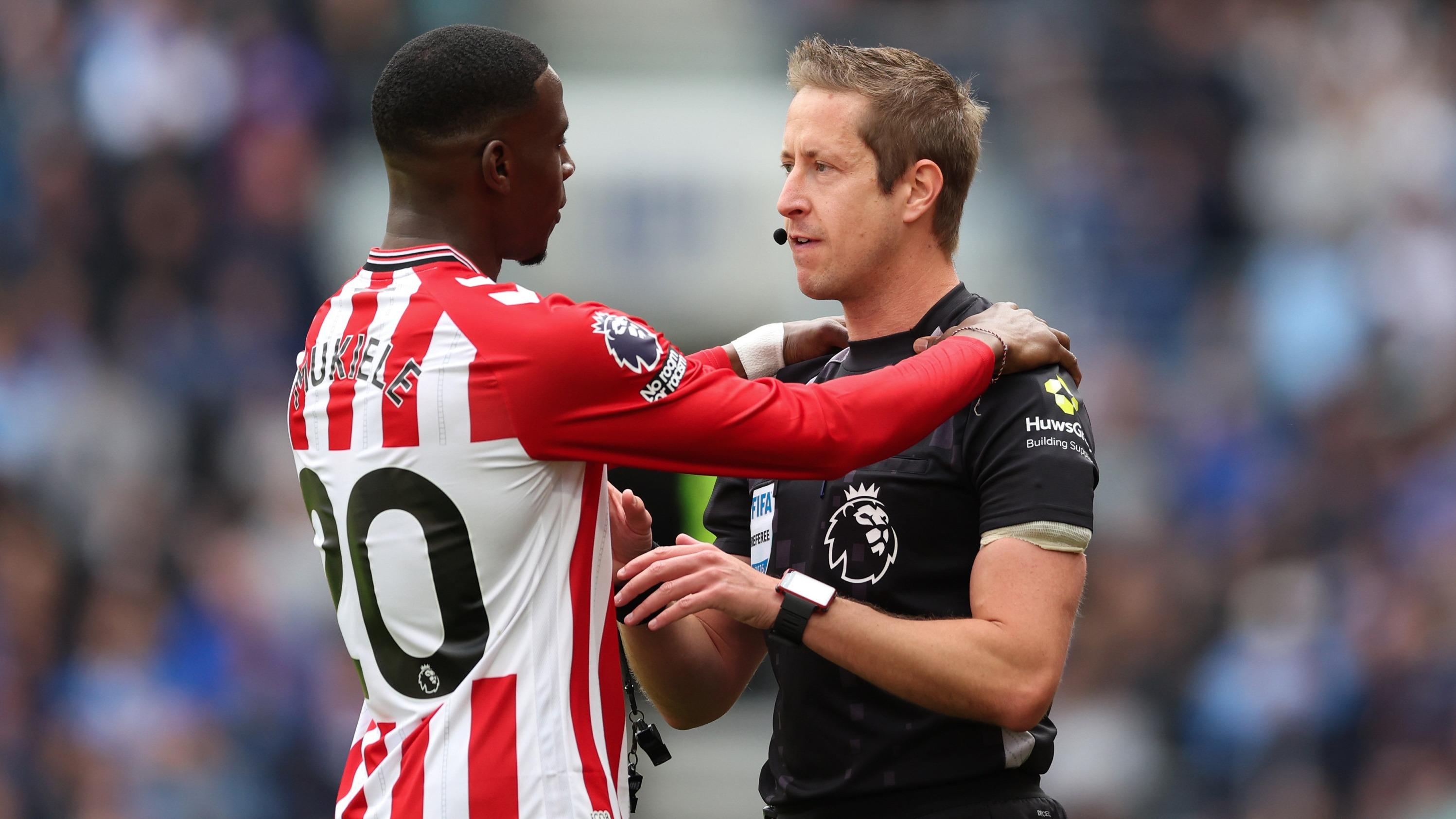Premier League : les conversations entre les arbitres et les joueurs désormais enregistrées et diffusées en plein match