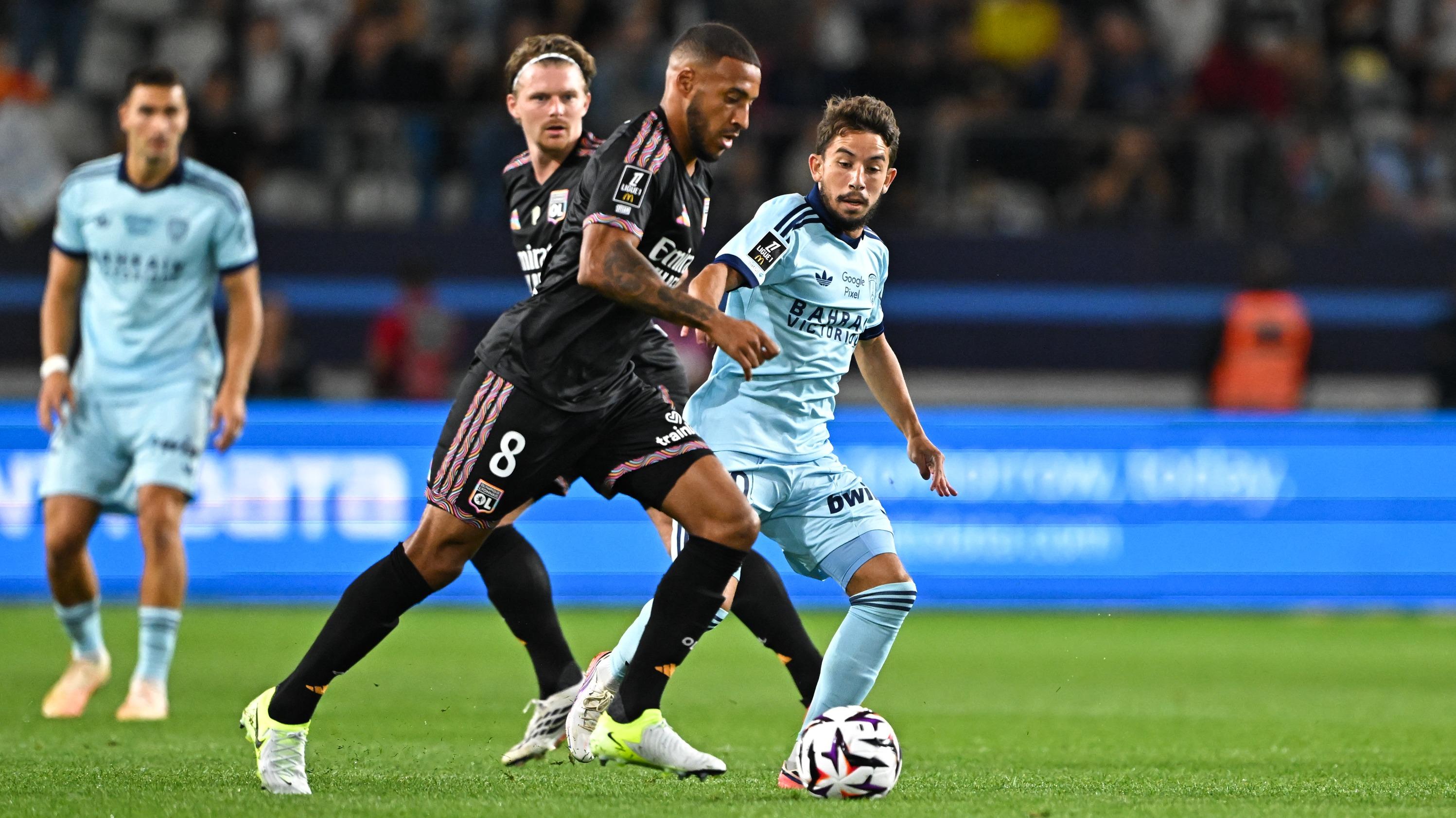 EN DIRECT - Ligue 1 : les débats s’équilibrent entre le Paris FC et l’OL, Lorient double la mise contre Toulouse… Suivez le multiplex