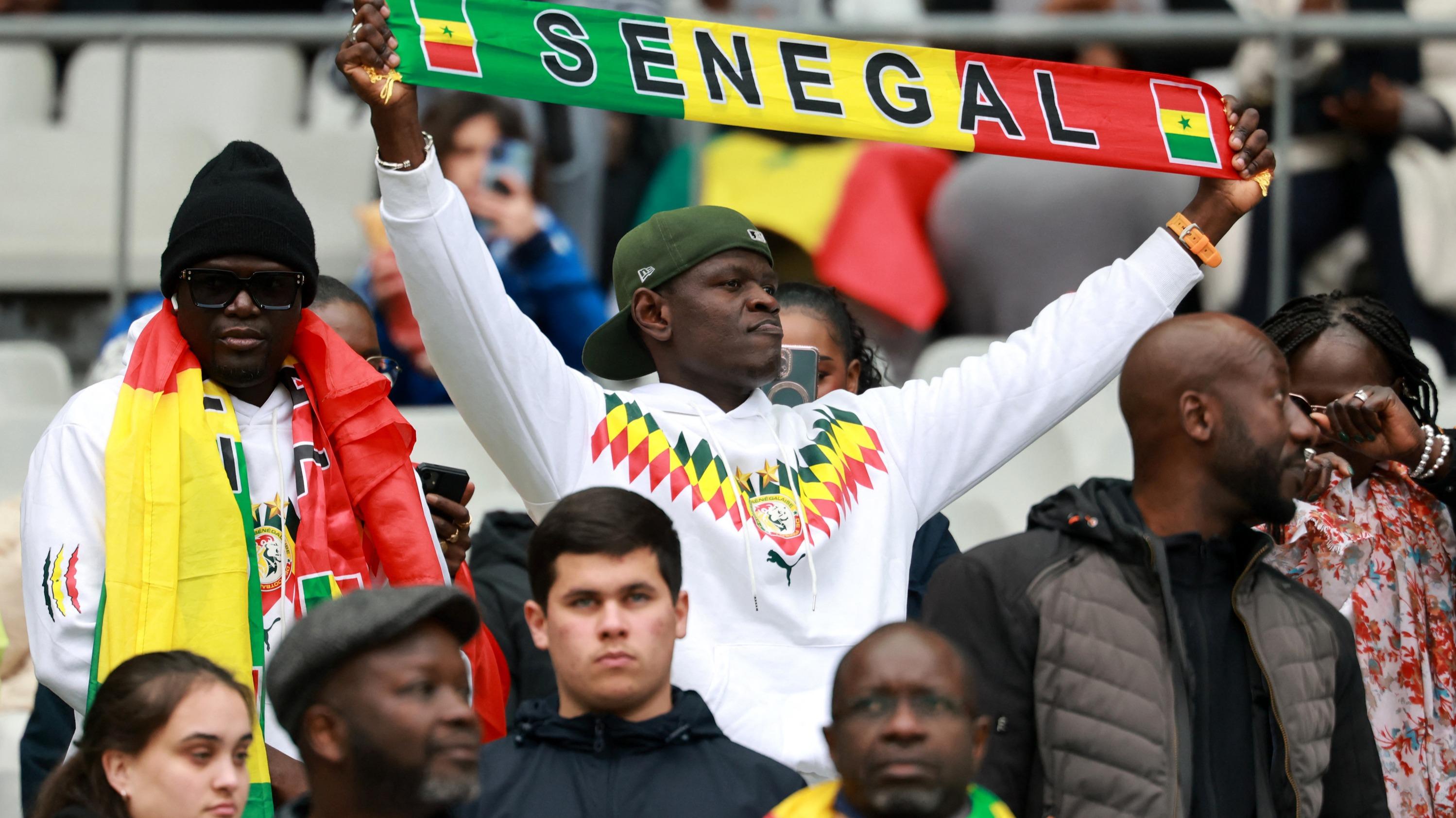 CAN 2025 : le Sénégal, bien que déchu de son titre, brandit le trophée au Stade de France