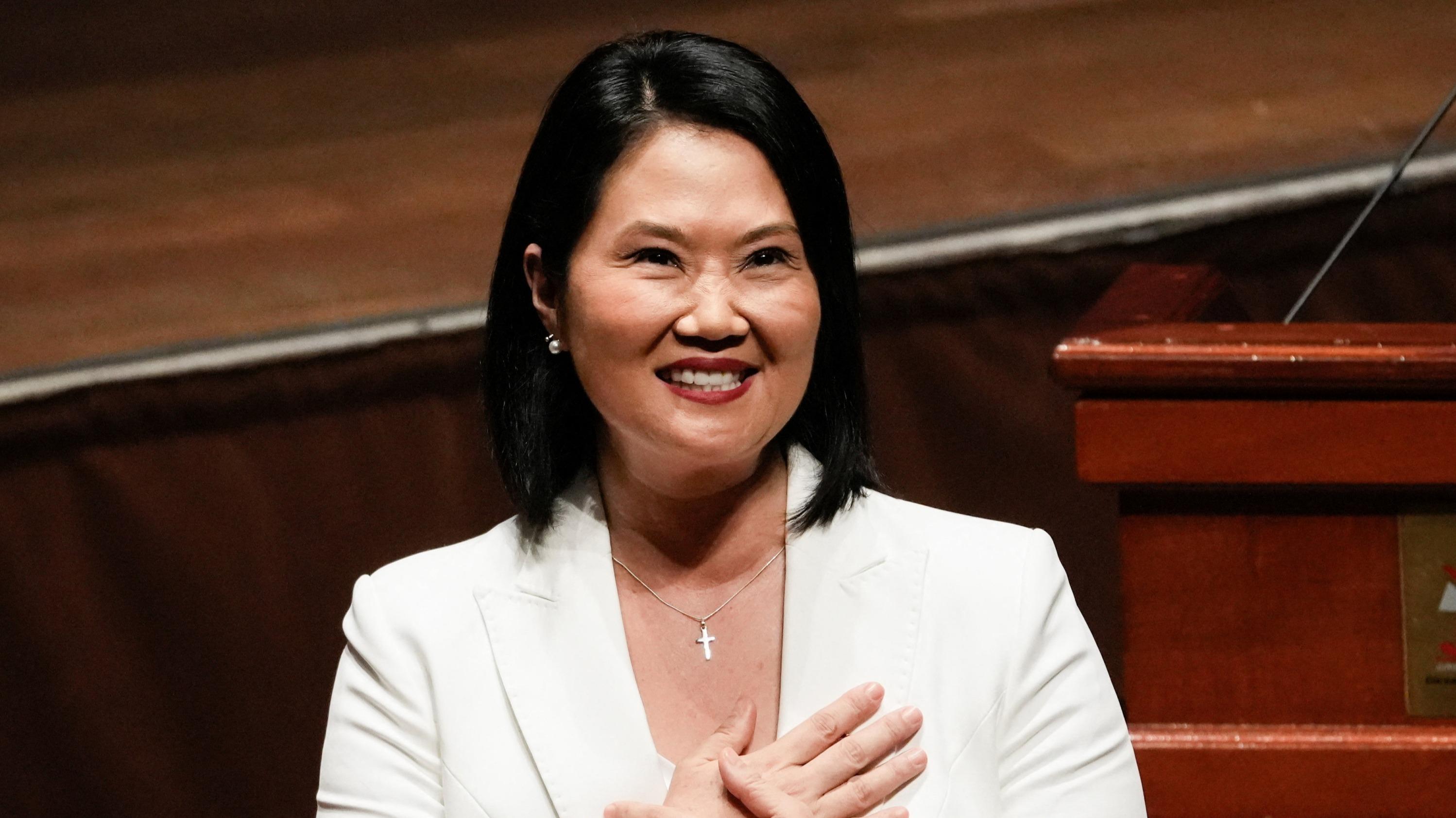 « J’ai envoyé un baiser vers le ciel pour lui dire que j’acceptais » : Keiko Fujimori marche sur les traces de son père à la tête du Pérou