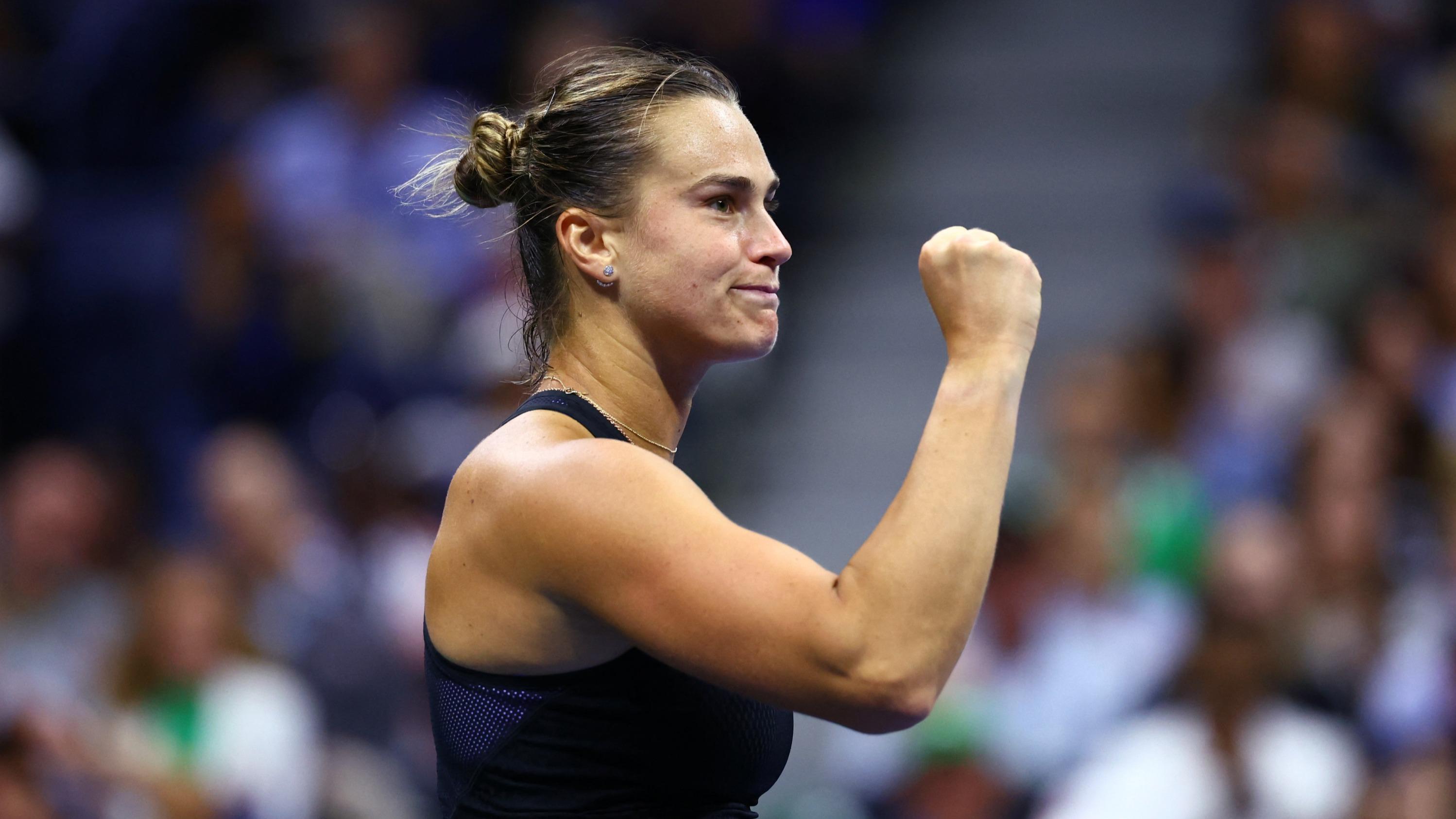 US Open : Aryna Sabalenka rejoint Emme Navarro en demi-finale après sa victoire facile contre Zheng Qinwen