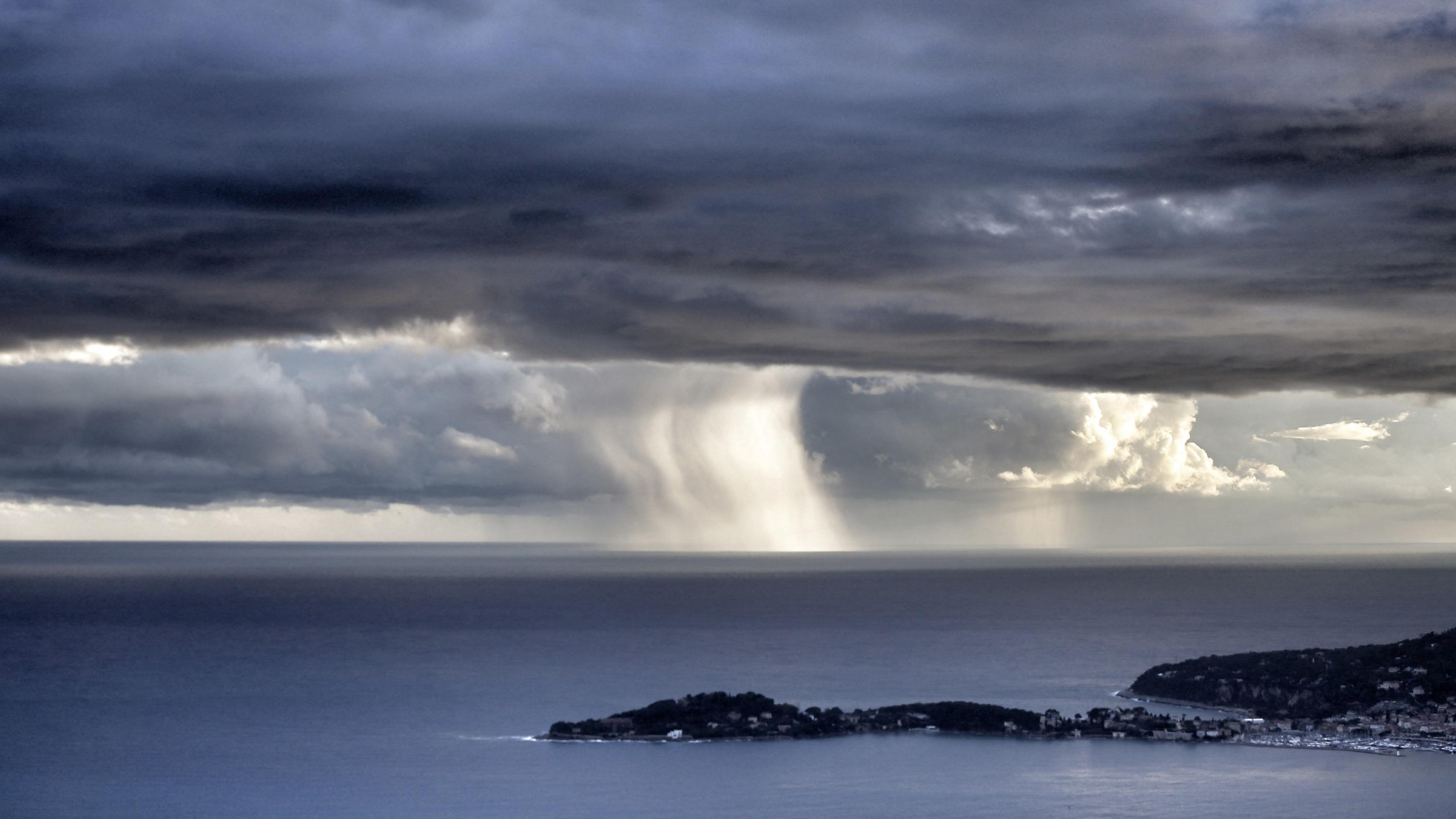 Fermeture des établissements scolaires, cellules de crises... Pourquoi la pluie est-elle tant redoutée sur la Côte d’Azur ?