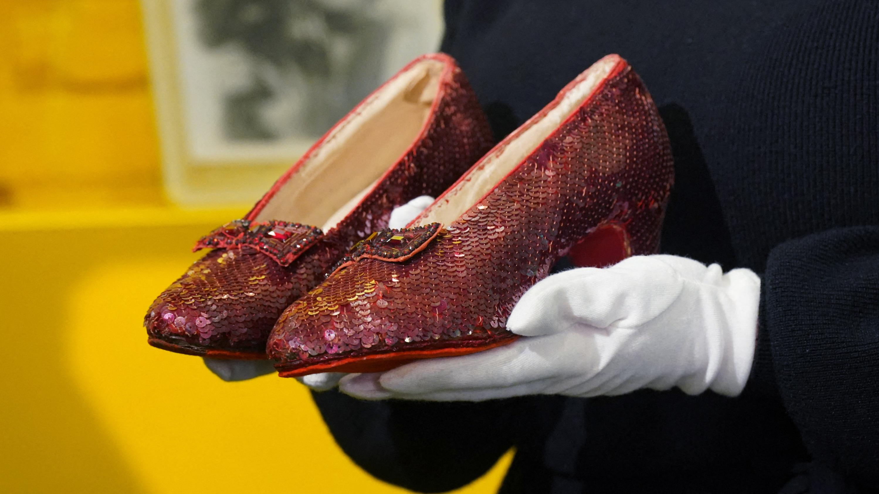 Magicien d’Oz : les souliers rouges de Judy Garland vendus 28 millions de dollars aux enchères