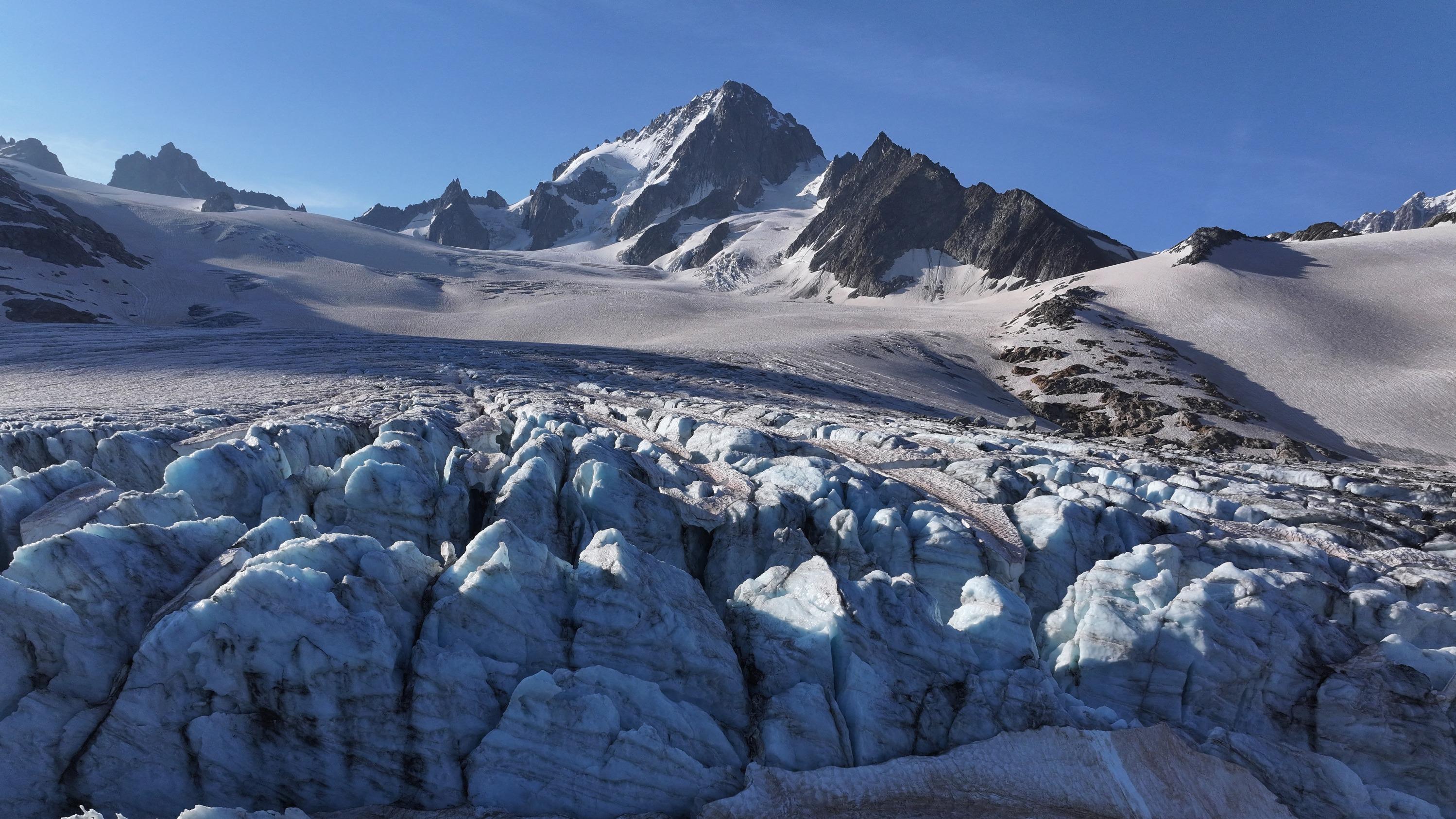 «C’est un trésor fragile qu’il faut protéger»: dans les montagnes françaises, la protection des glaciers en question