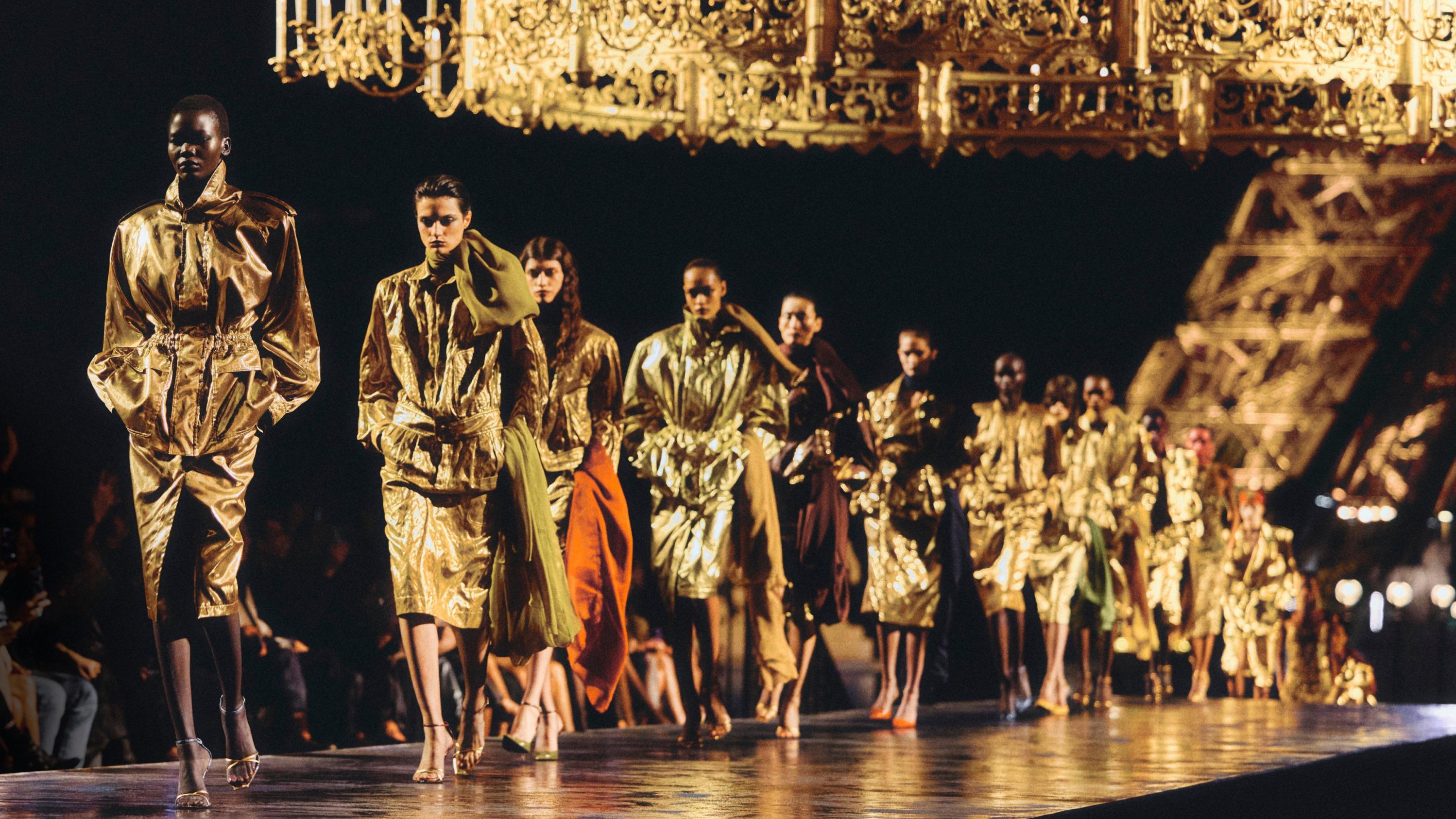 «You are so much Yves Saint Laurent »: un défilé de chic, d’or et de larmes pour les dix ans d’Anthony Vaccarello