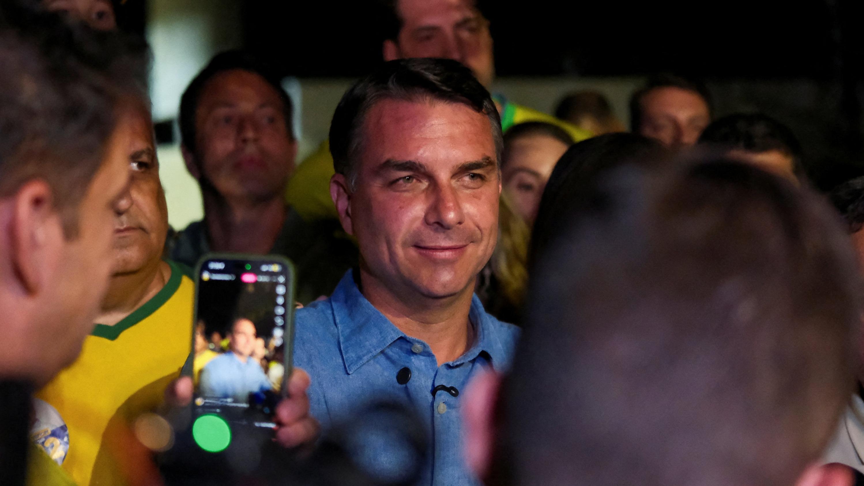 Présidentielle au Brésil : la surprenante ascension de Flavio Bolsonaro, un enfant fidèle