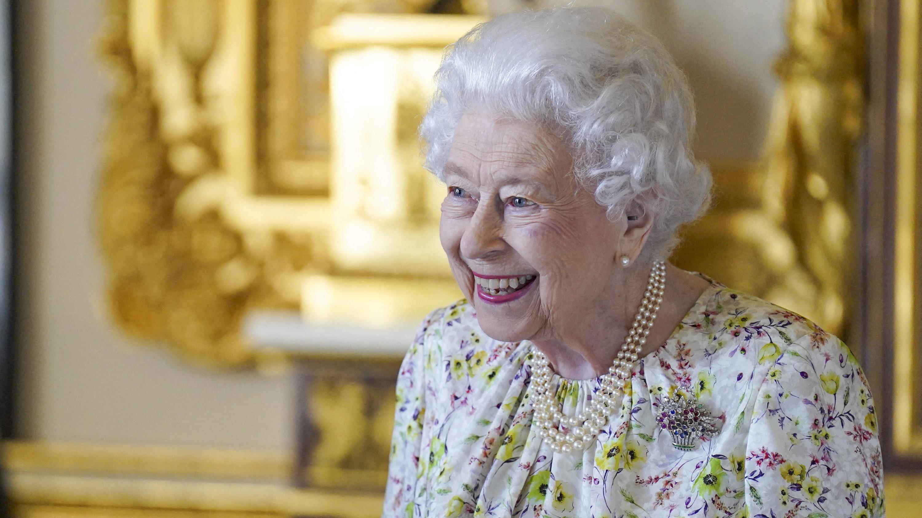 &lt;i&gt;Happy birthday&lt;/i&gt; : la reine Elizabeth pose avec ses chevaux pour ses 96 ans