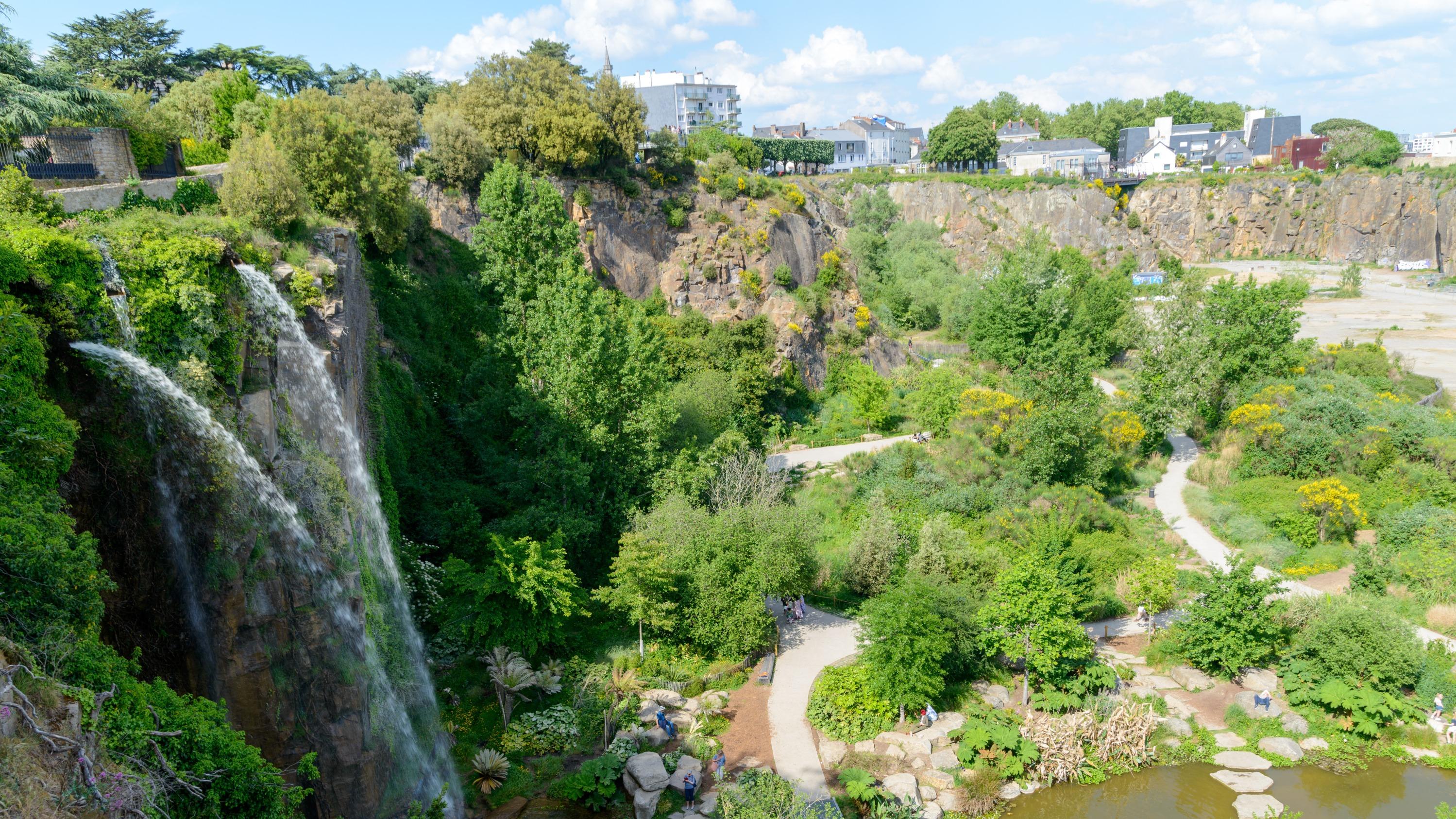 Nantes : une adolescente fait une chute de 30 mètres dans un jardin public