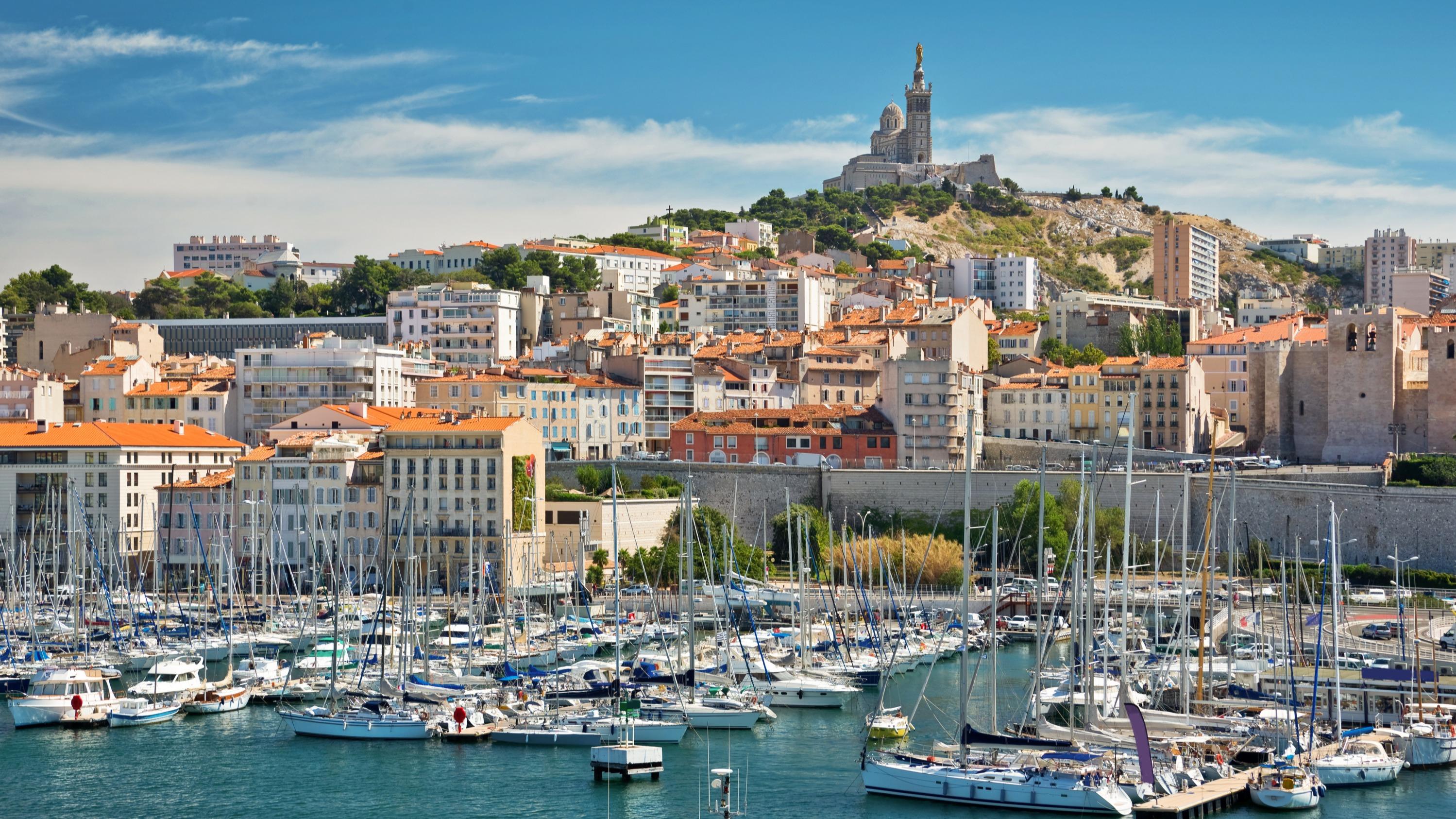 Marseille : le centre-ville déserté en raison de puissantes rafales de vent, la parade de Noël annulée