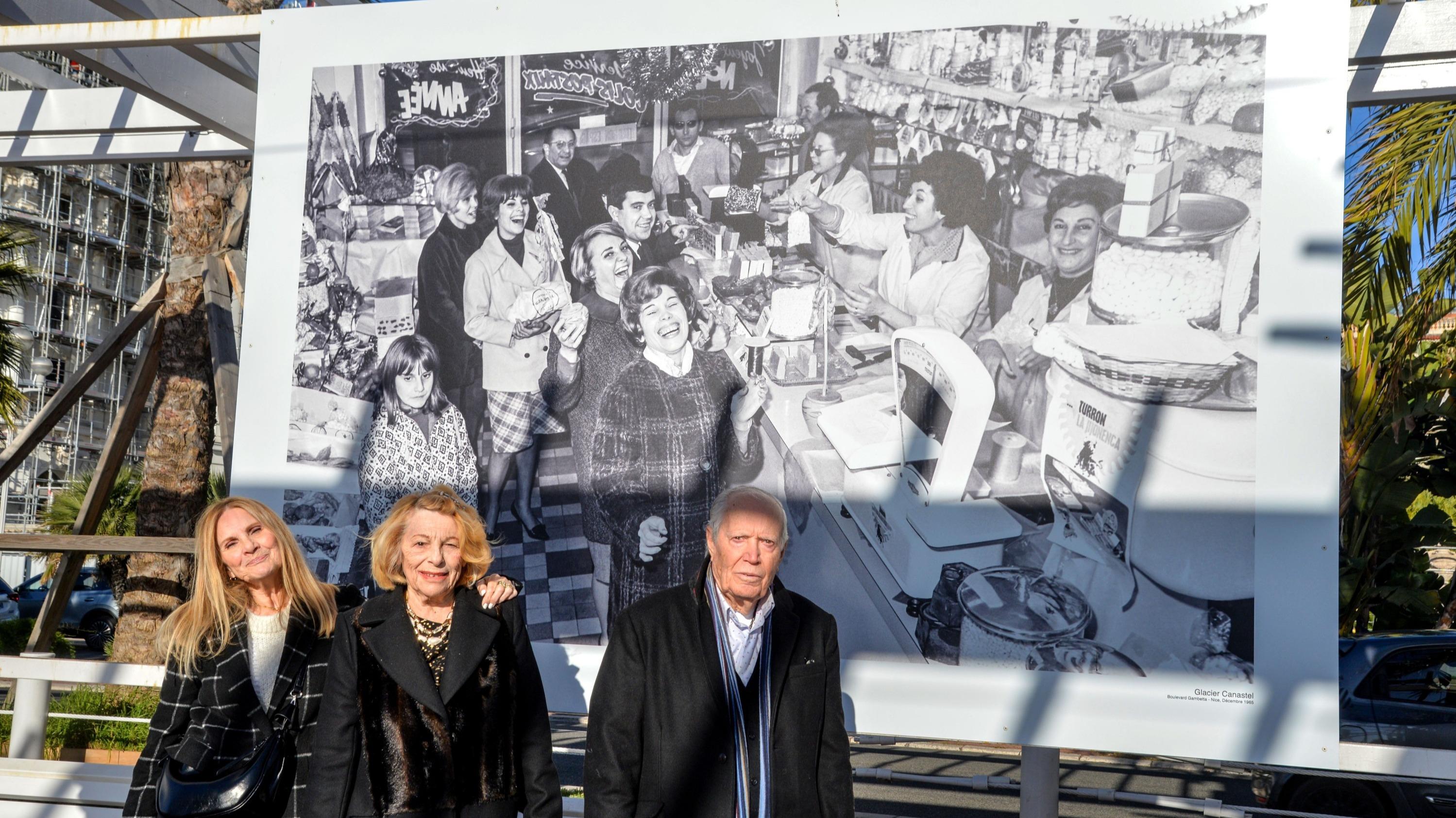 60 ans après, des Niçois se reconnaissent sur une photo du célèbre Charles Bébert exposée sur la promenade des Anglais