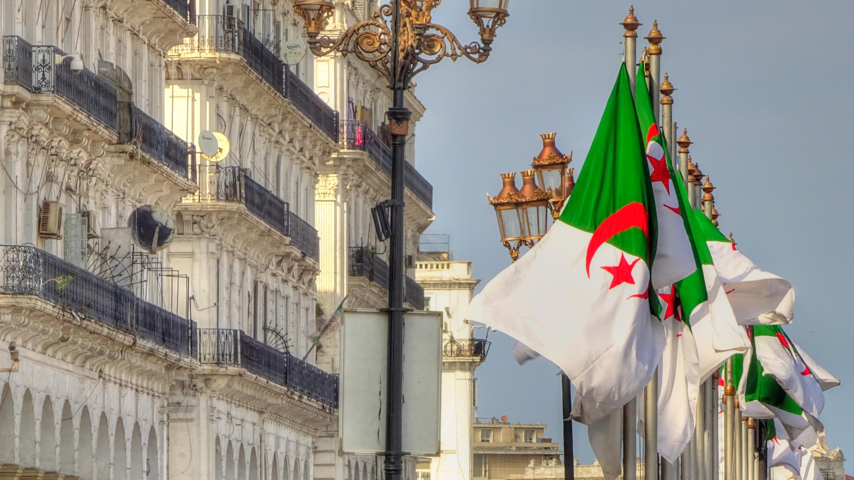 Algérie : un jeune homme tente de s'immoler par le feu devant le ministère de la Justice