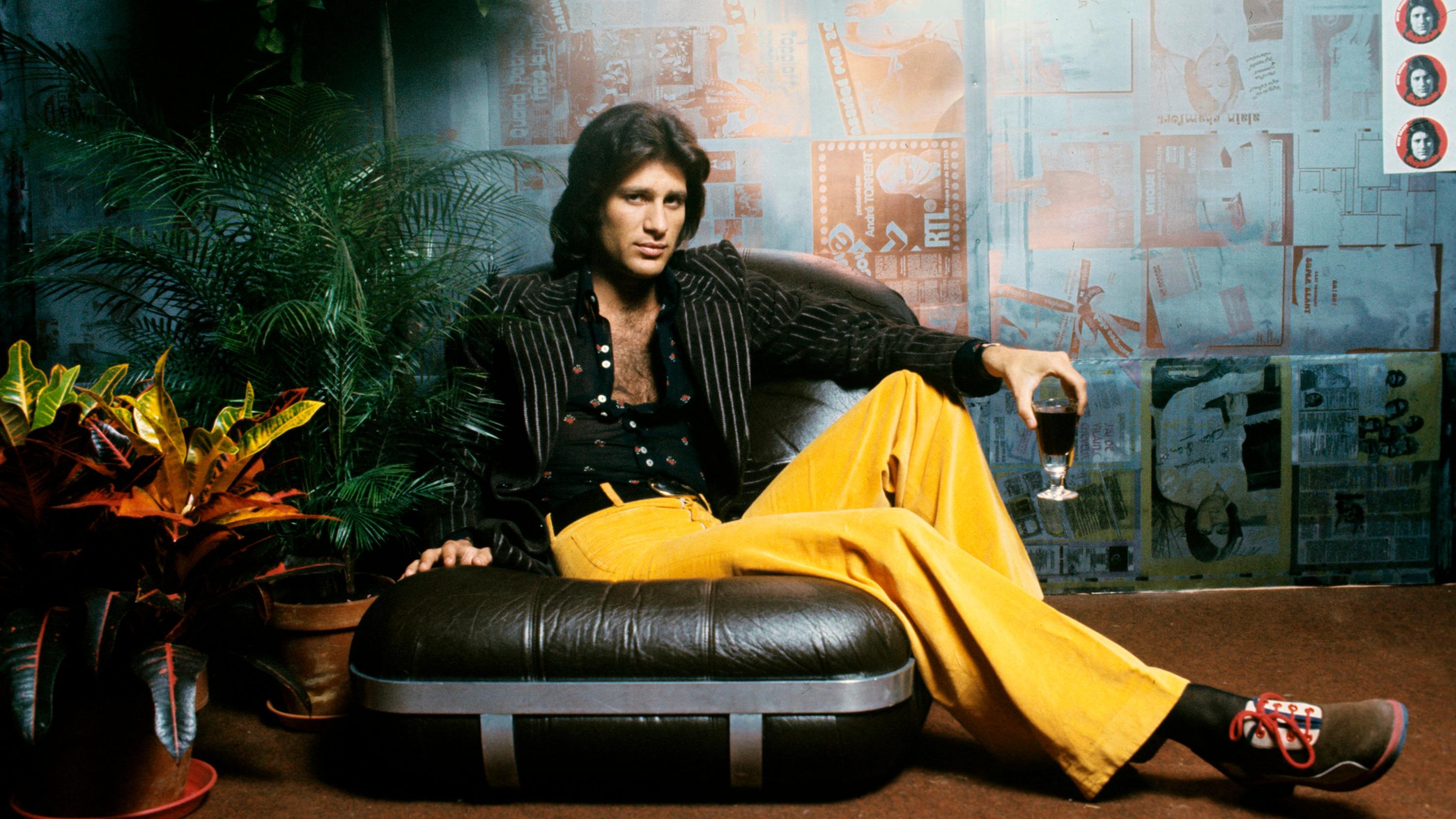 Voix d’or et tenues rutilantes : Mike Brant, le crooner sexy de la France de Guy Lux