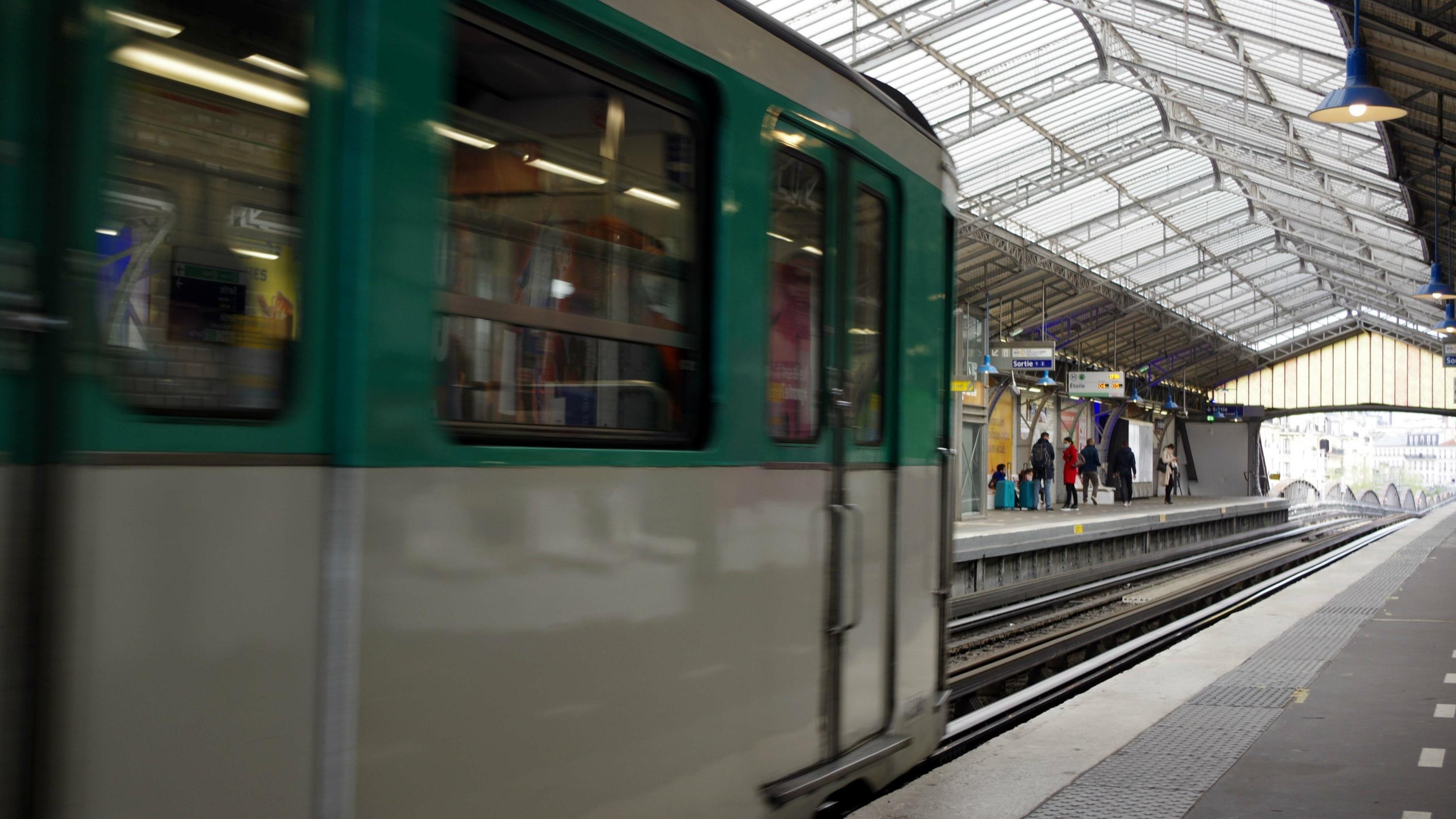 Paris : une jeune fille de 18 ans meurt en se jetant sous une rame de métro