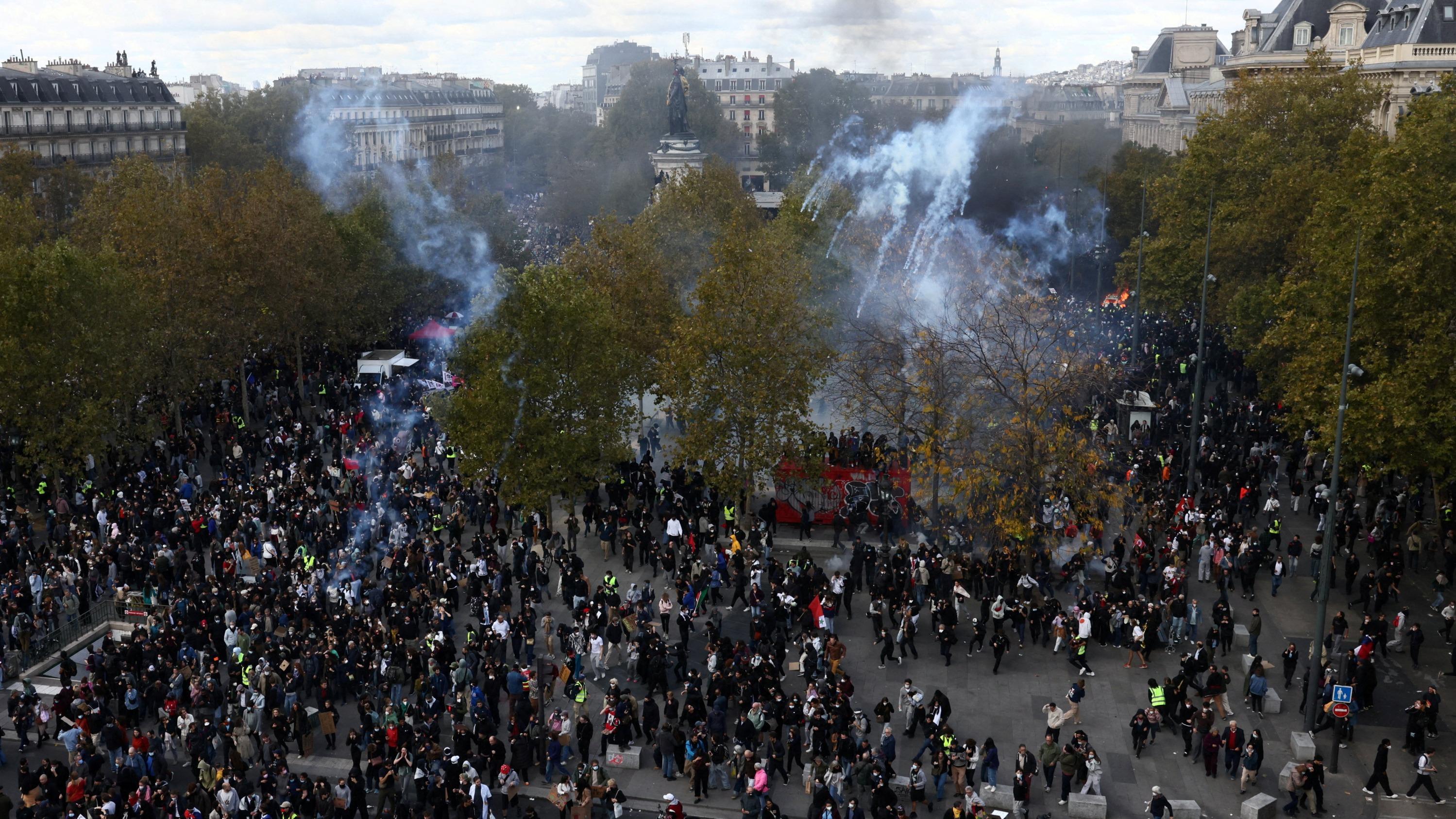 Journalistes agressés, locaux pris pour cible… Derrière les émeutes, les chaînes d’informations sous haute tension